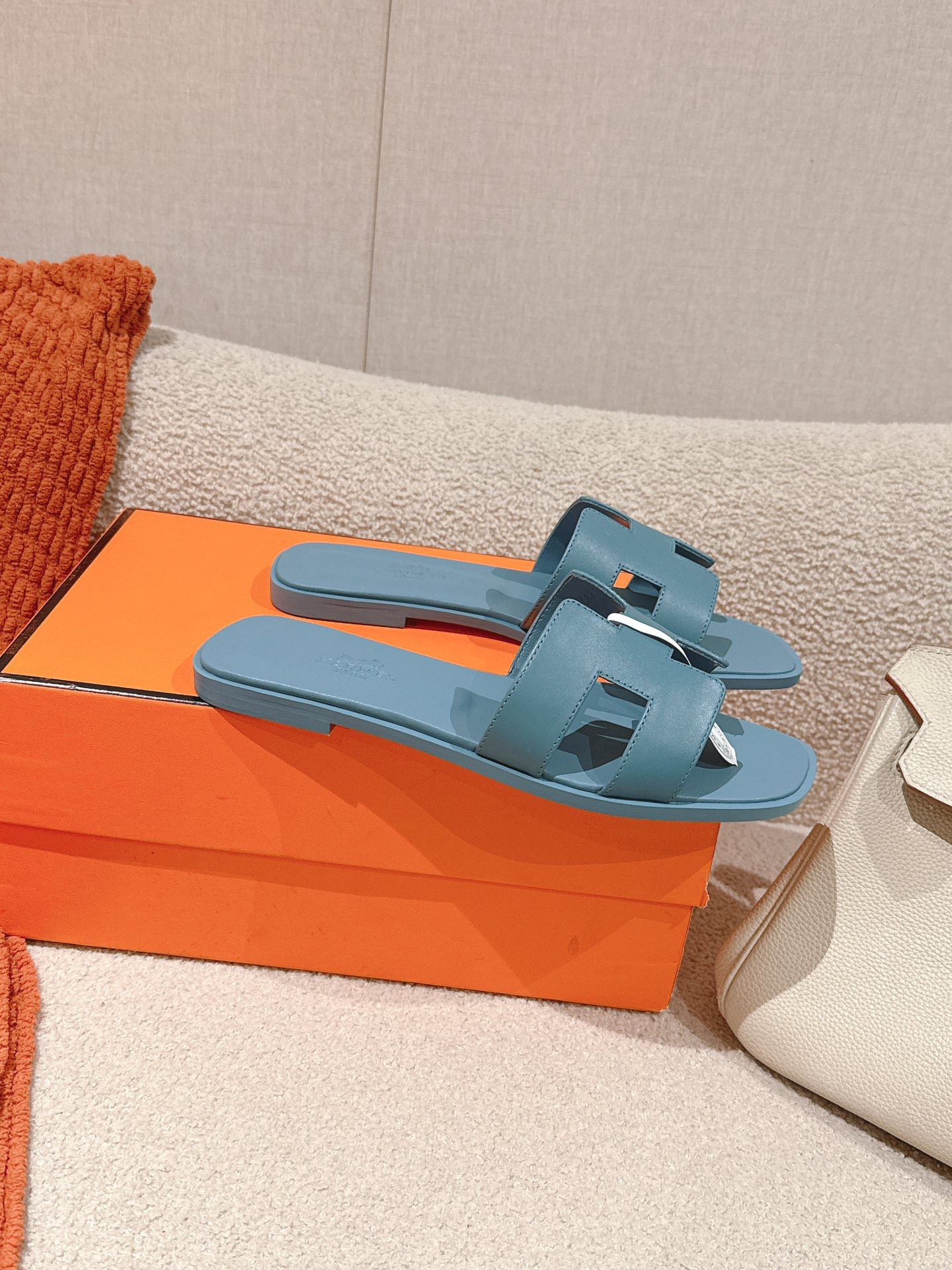 ua H**me5 oran sandal