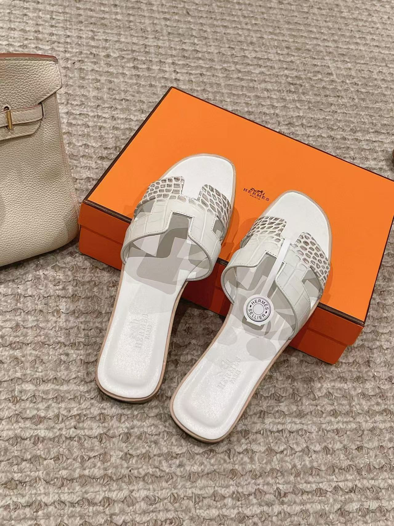 ua H**me5 oran sandal