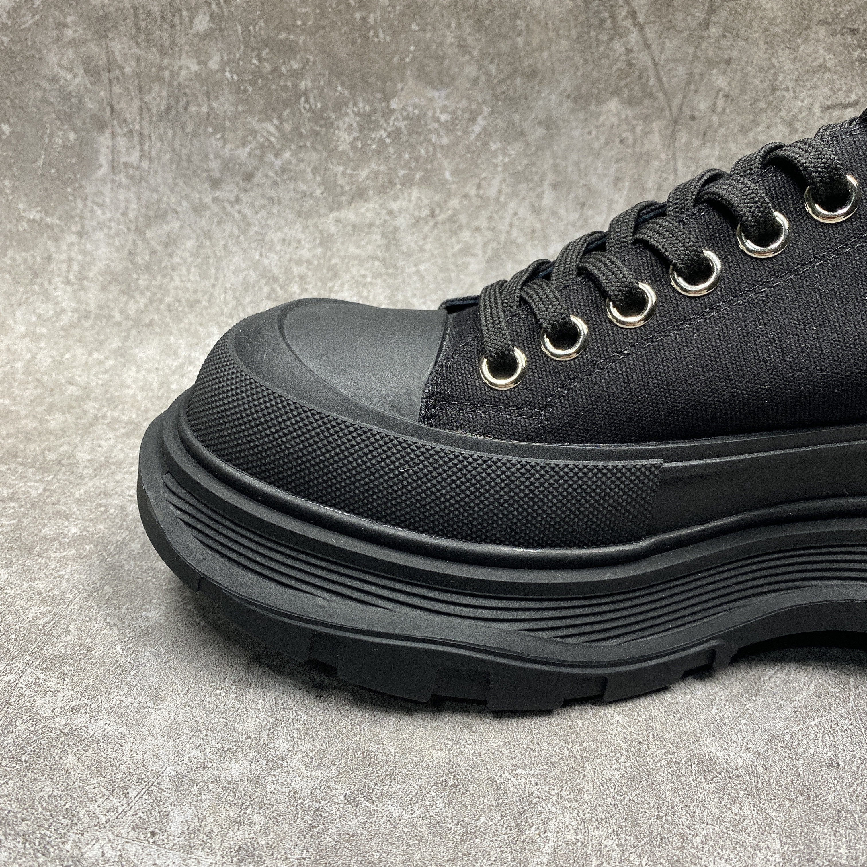 ale*d*r M*Q*en tread slick low lace up black