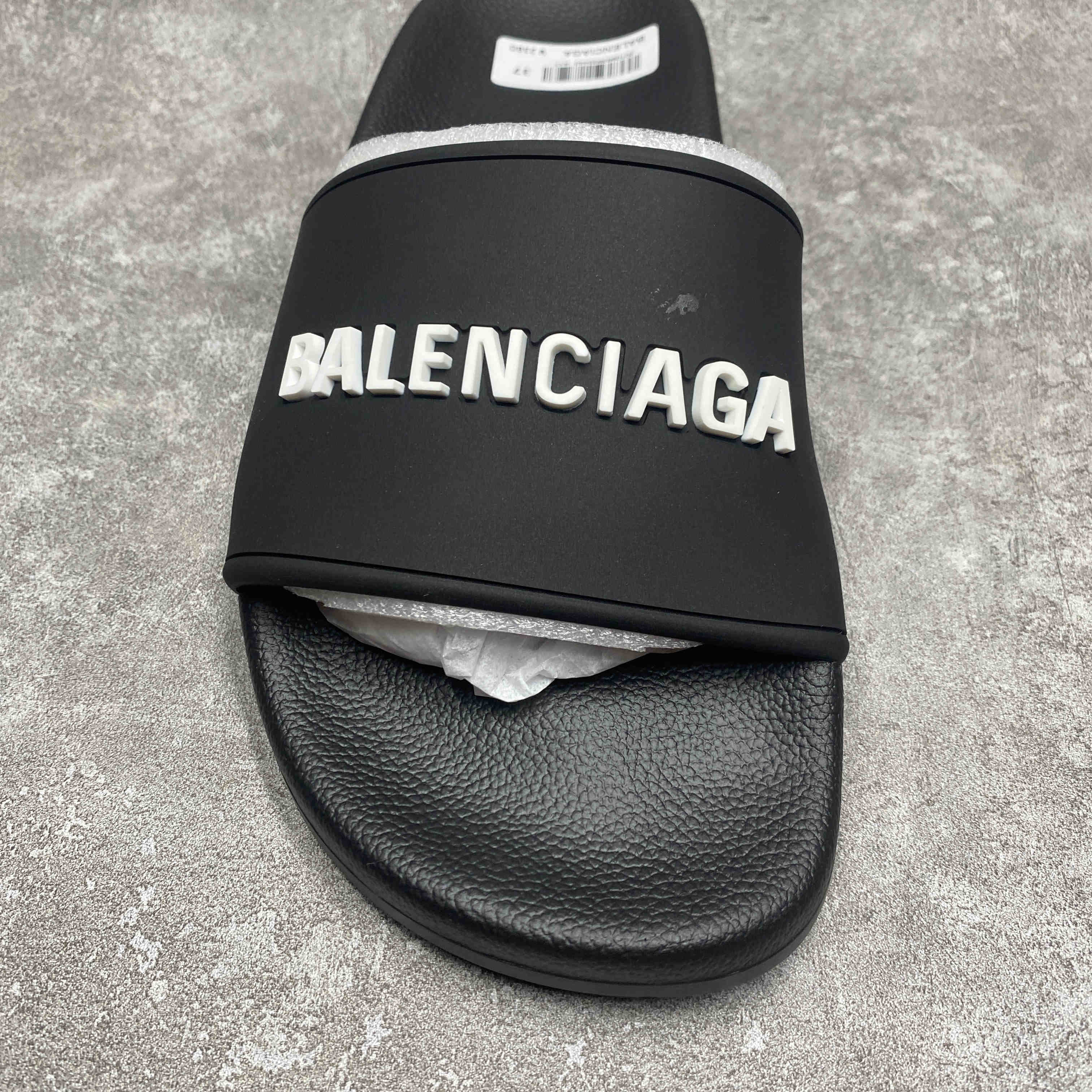 Ba*len*cia*ga pool slide black white