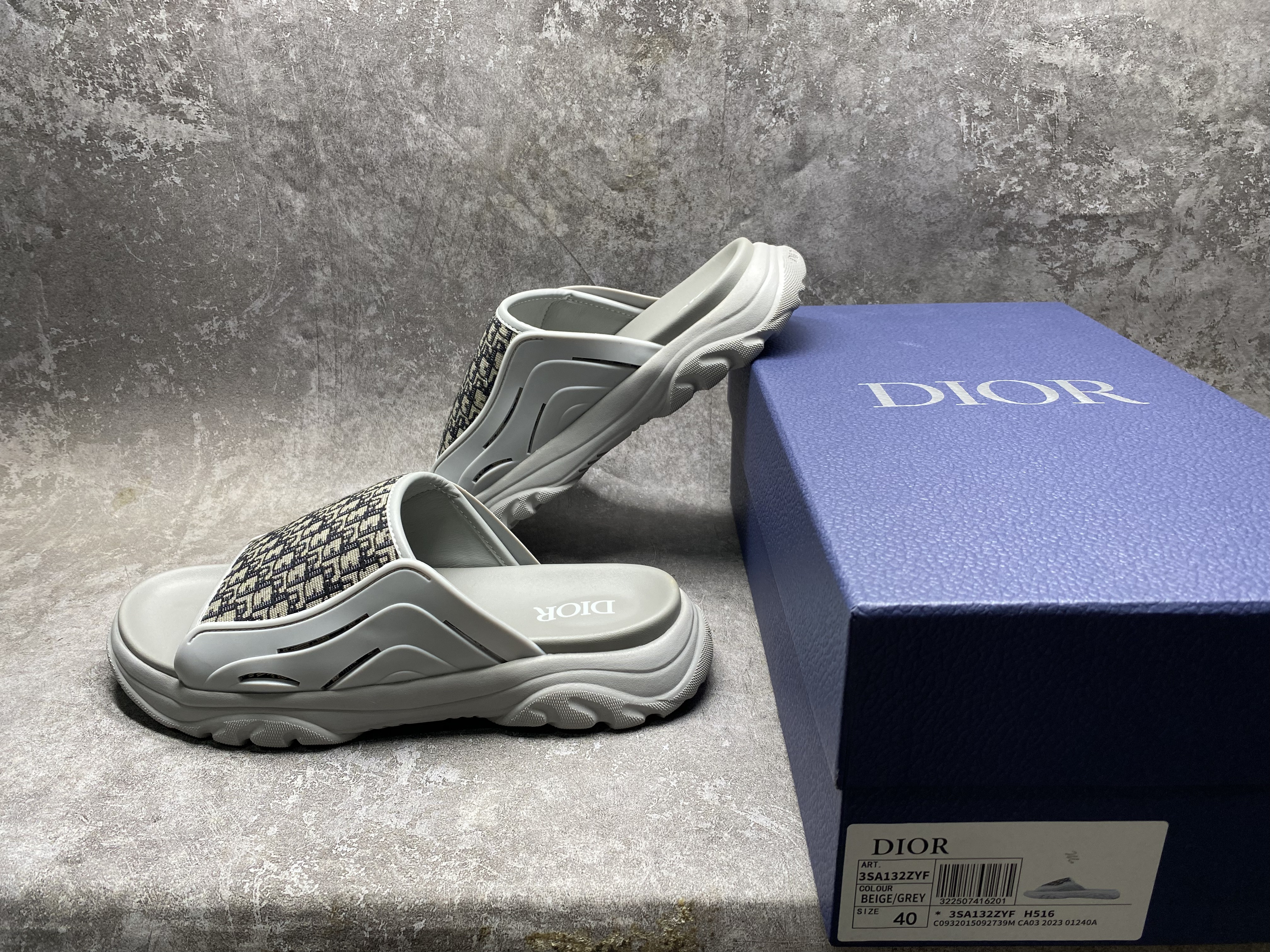 ua D*or sandal