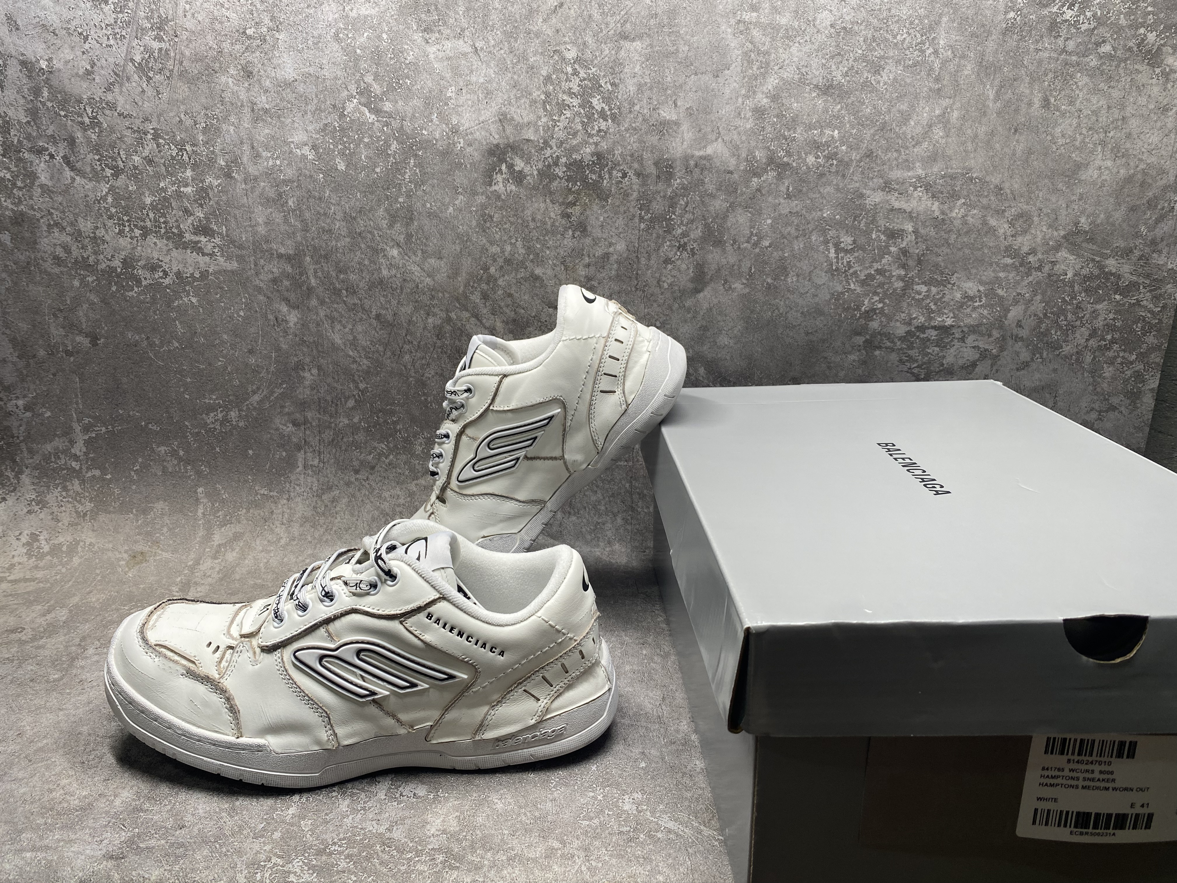 ua Ba*len*cia*ga hamptons medium worn-out sneaker in white(run one size large)