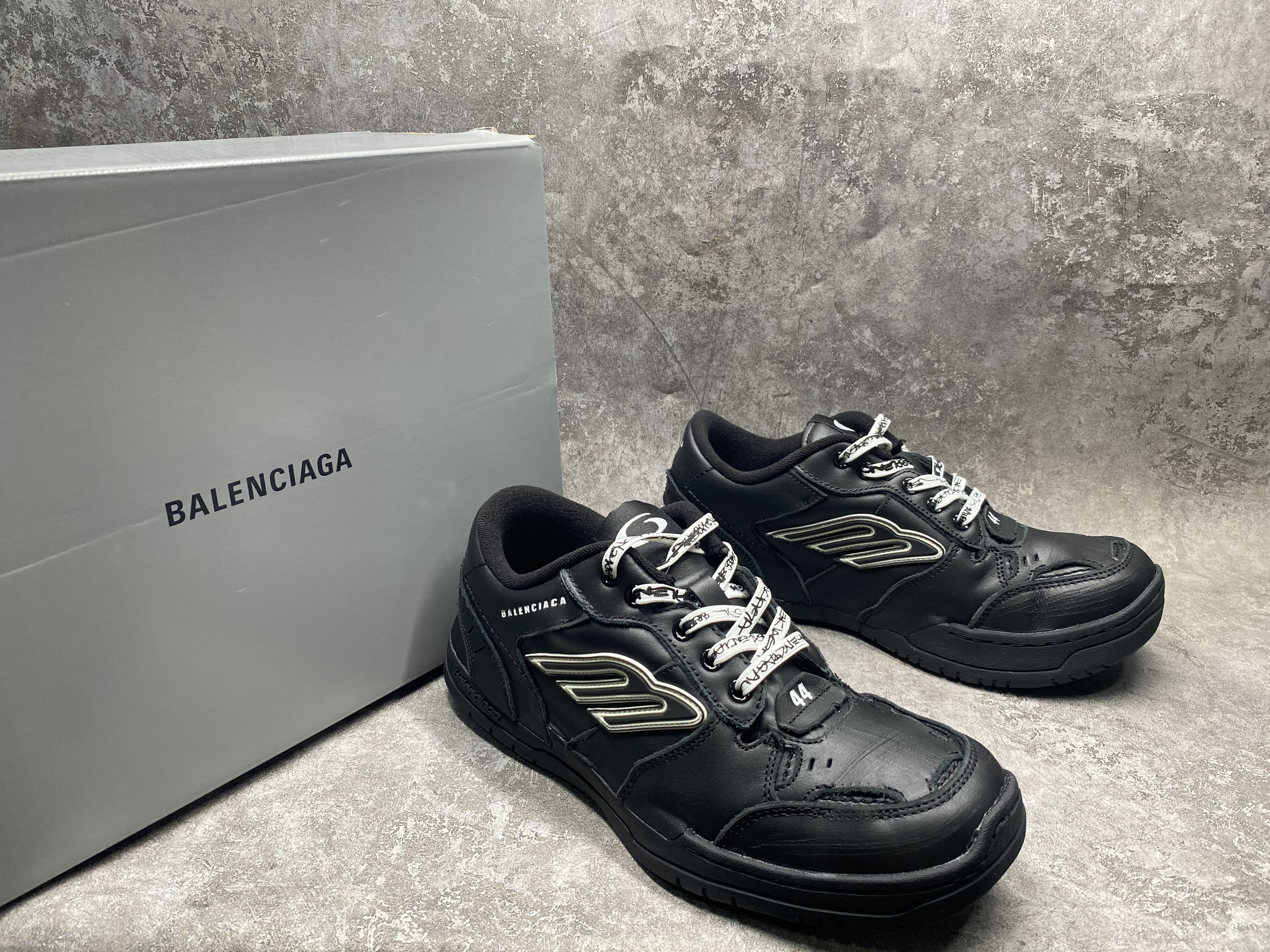 ua Ba*len*cia*ga hamptons worn-out sneaker in black(run one size large)