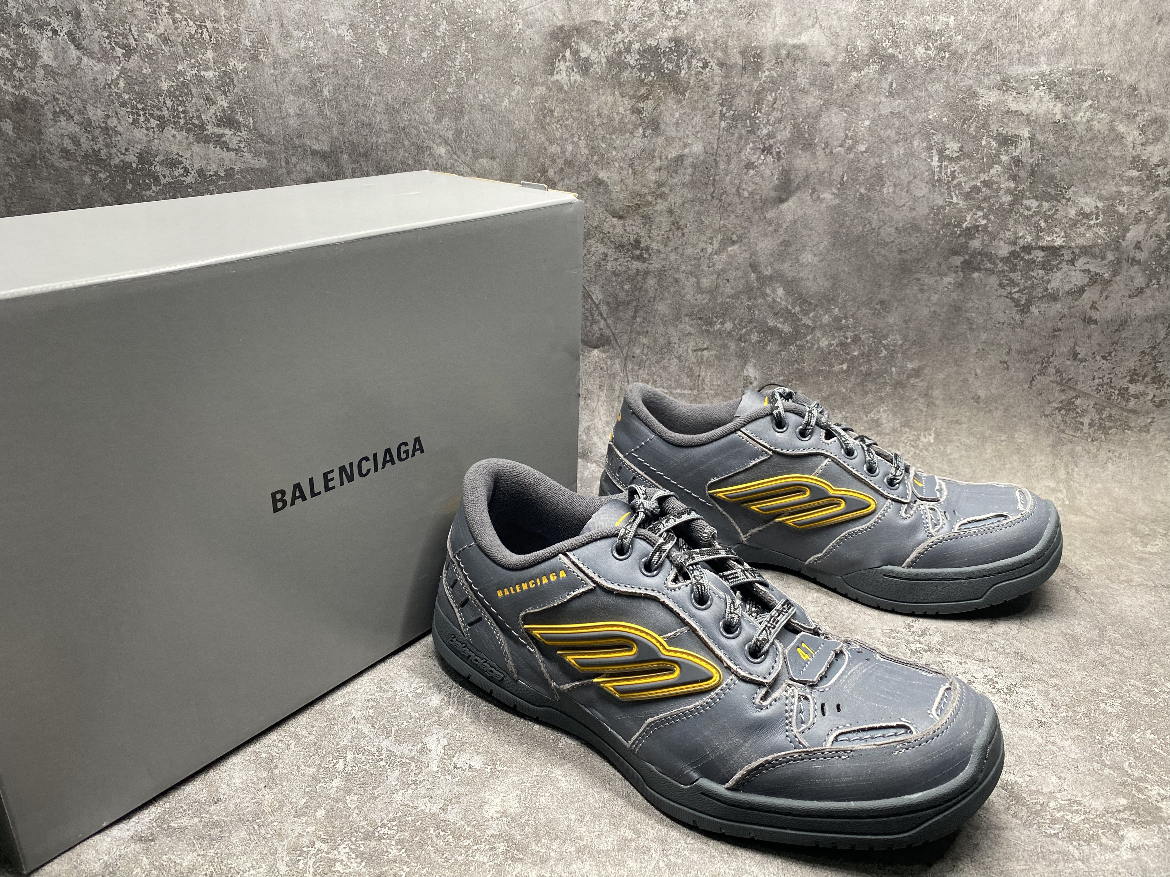 ua Ba*len*cia*ga hamptons worn-out sneaker in grey/yellow(run one size large)