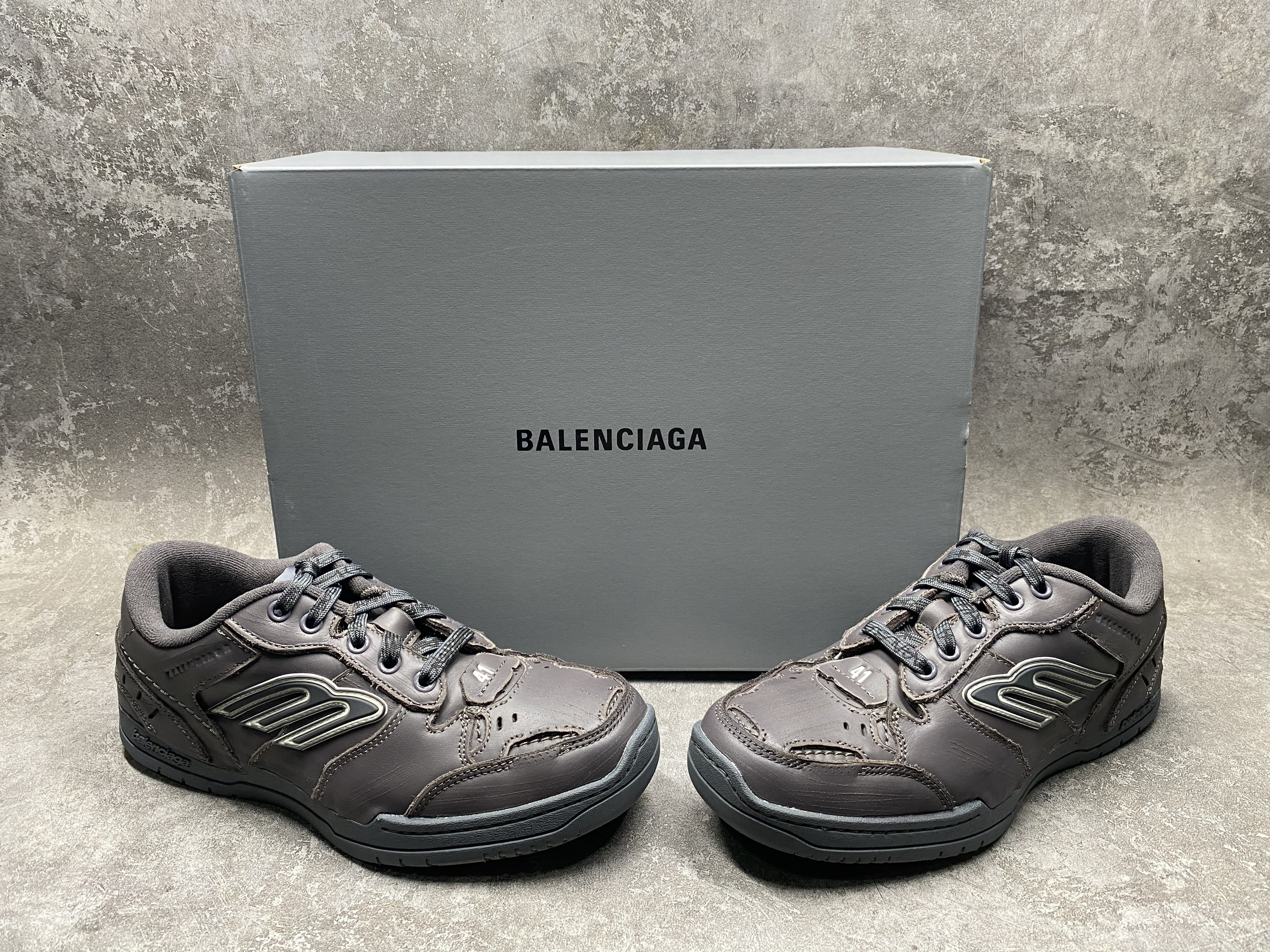 ua Ba*len*cia*ga hamptons worn-out sneaker (run one size large)