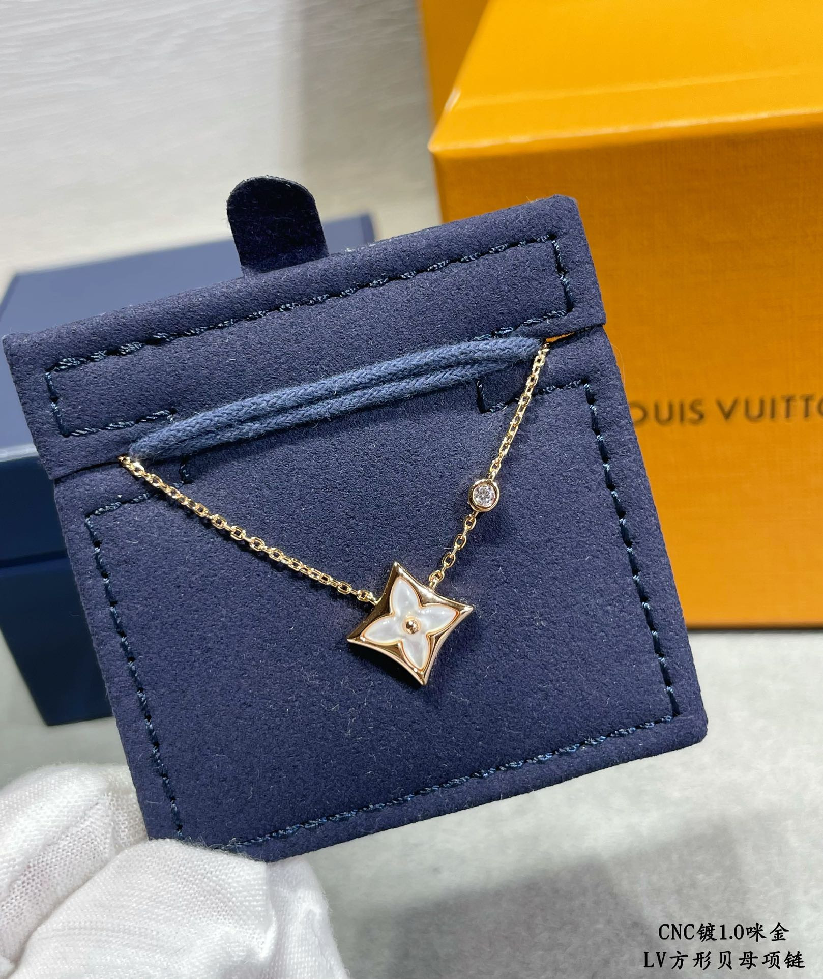 l0*is V*t0n square mother-of-pearl necklace
