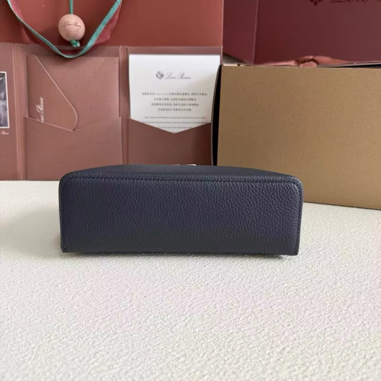 L**o p*ana extra pocket l19 grained calfskin 11 x 19 x 6.5 cm
