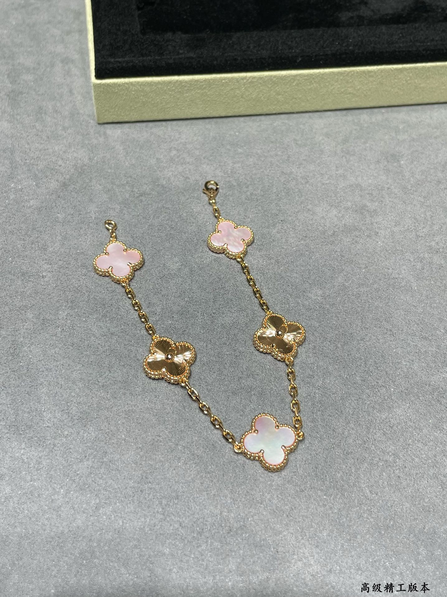 V*N CL*F & arpelsnatural pink shell spacing car flower five flower four leaf clover bracelet(no refund or exchange)