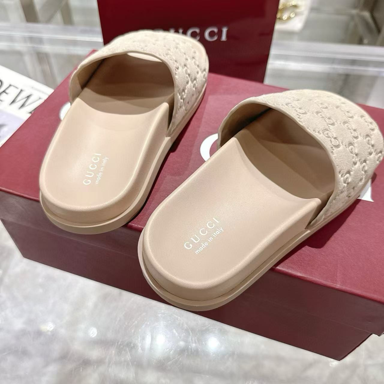 ua G*u*i sandals