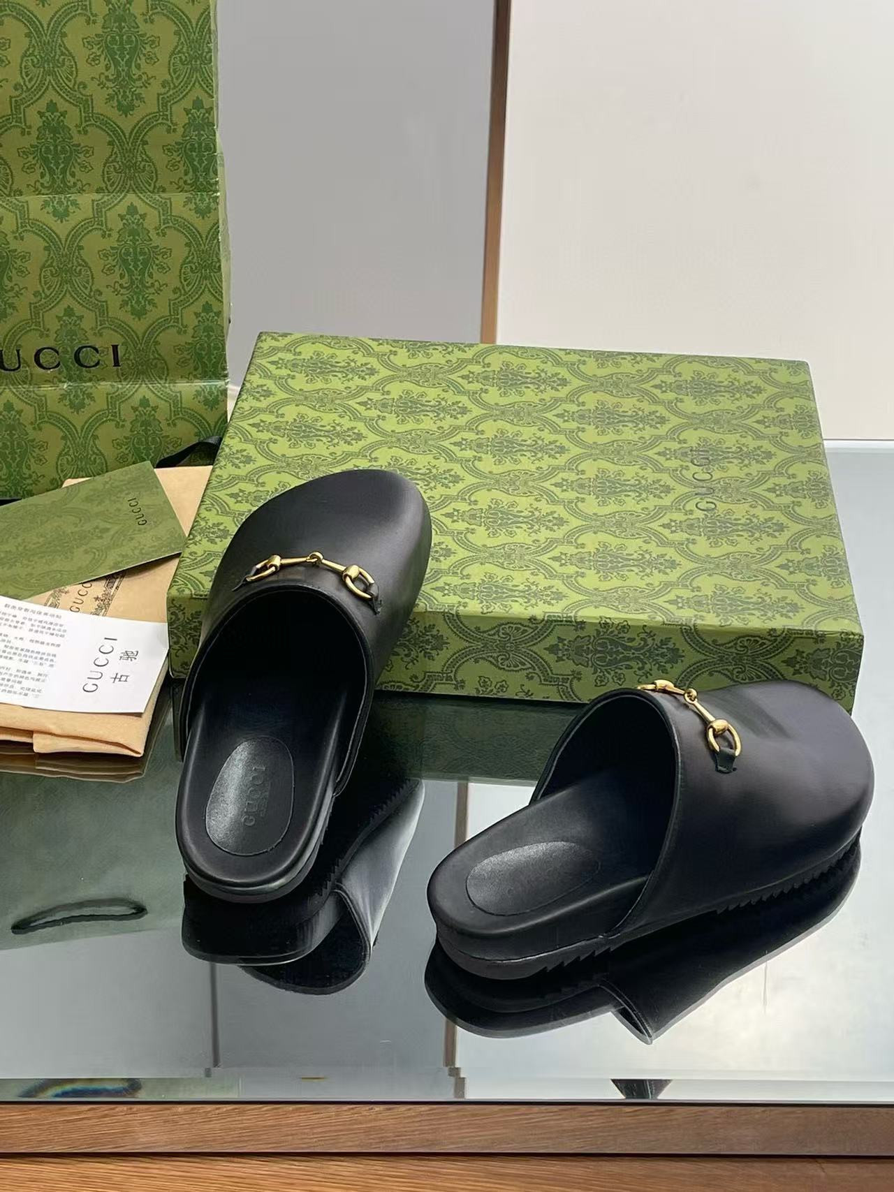 ua G*u*i slippers