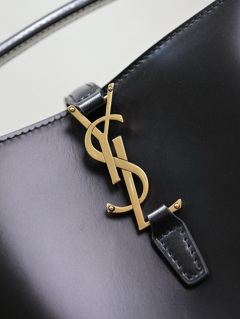 Y*L le 37 in shiny leather 17x20x13cm