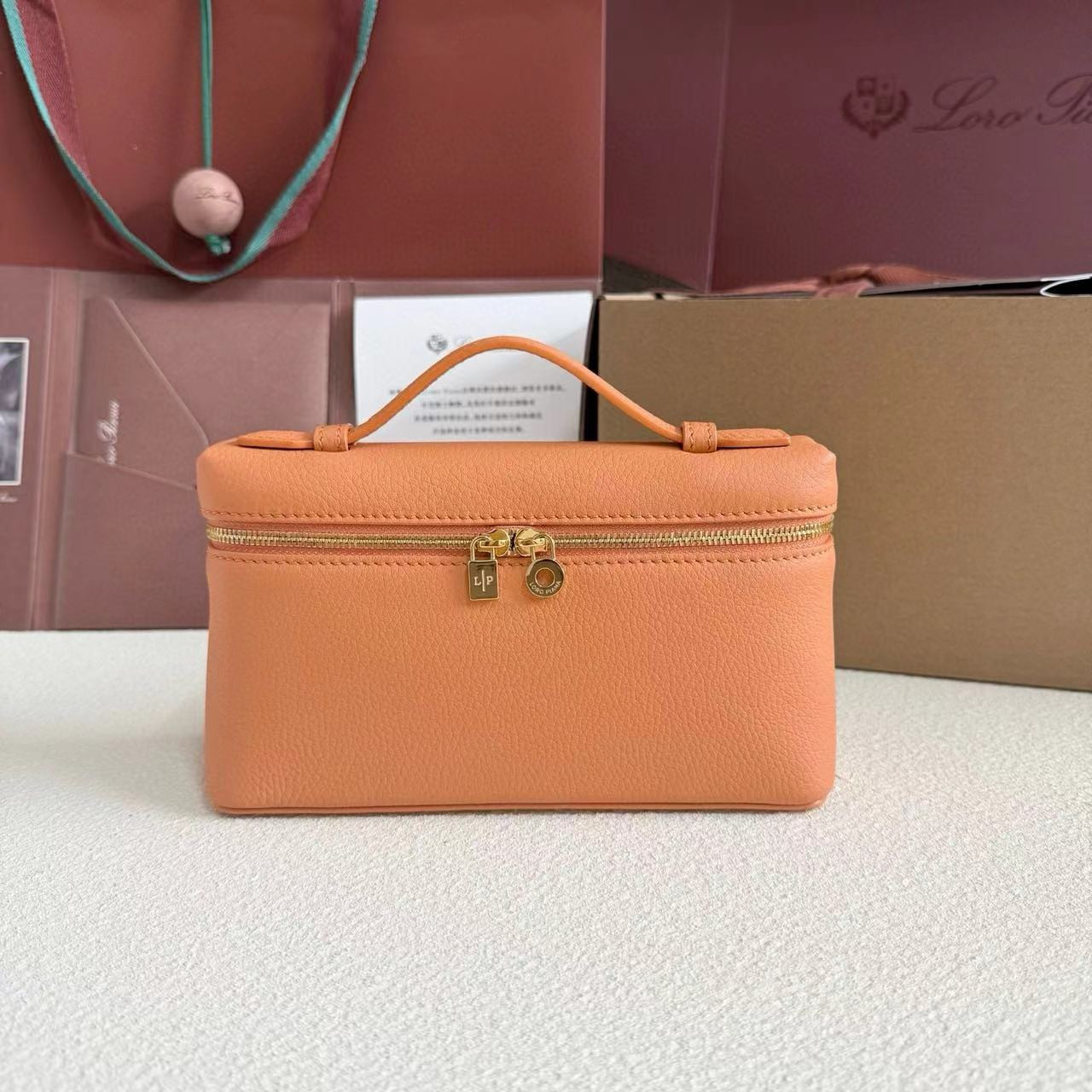 L**o p*ana extra pocket l19 grained calfskin 11 x 19 x 6.5 cm