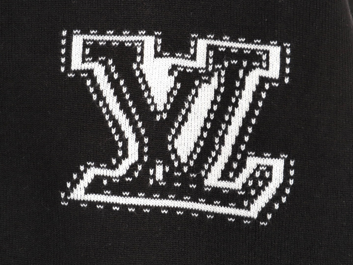 l0*is V*t0n coats