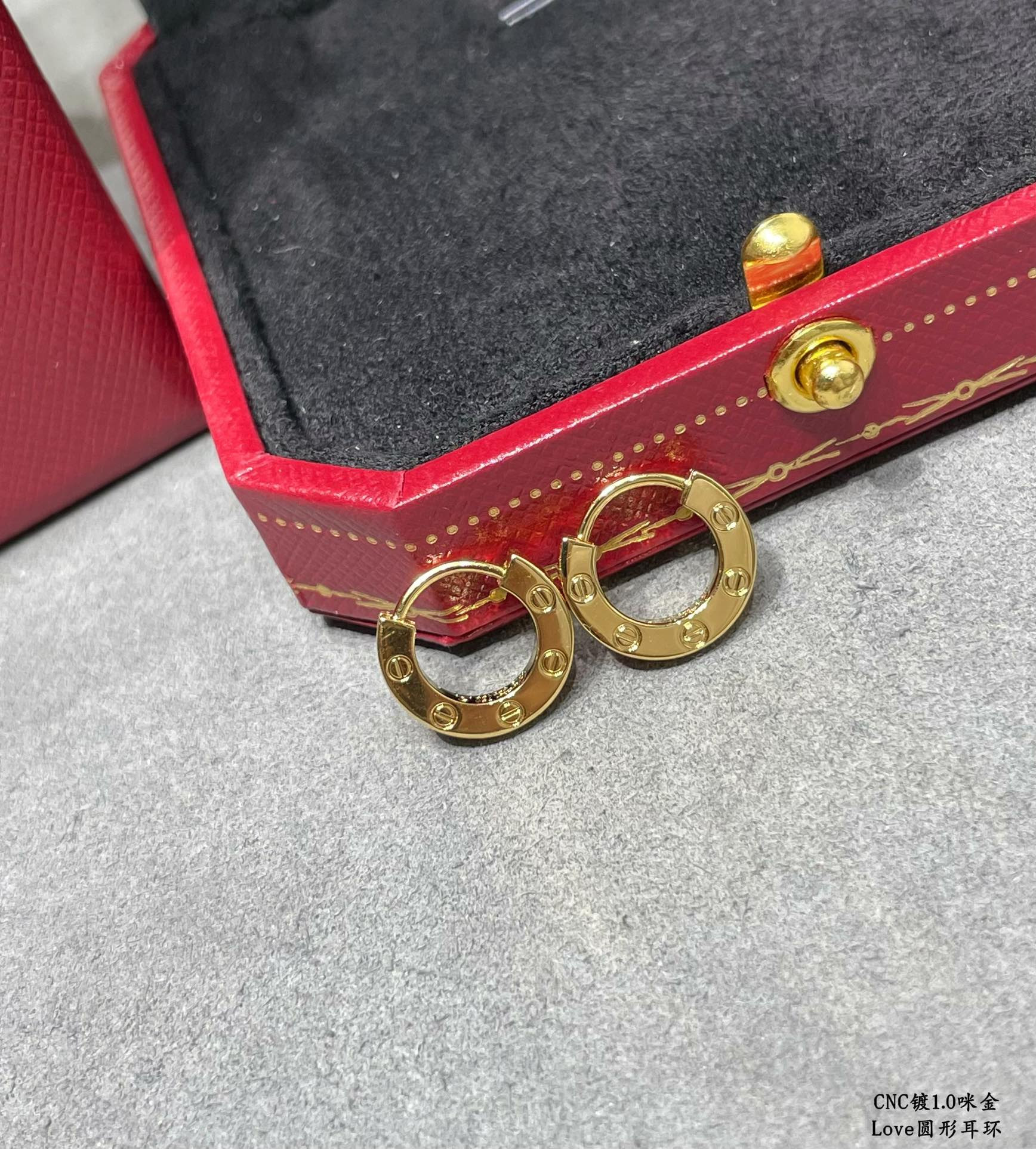 Ca*t*er love glossy round earrings