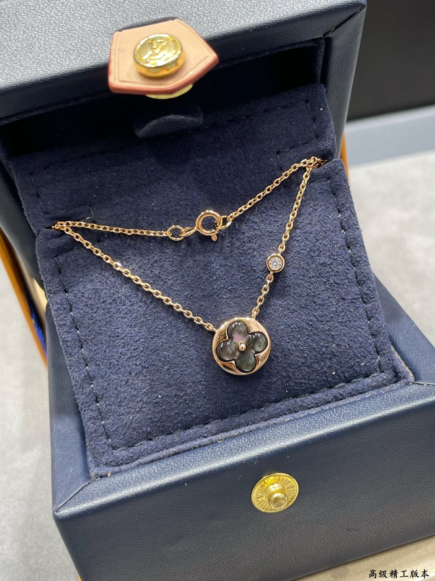l0*is V*t0n natural gray shell round necklace