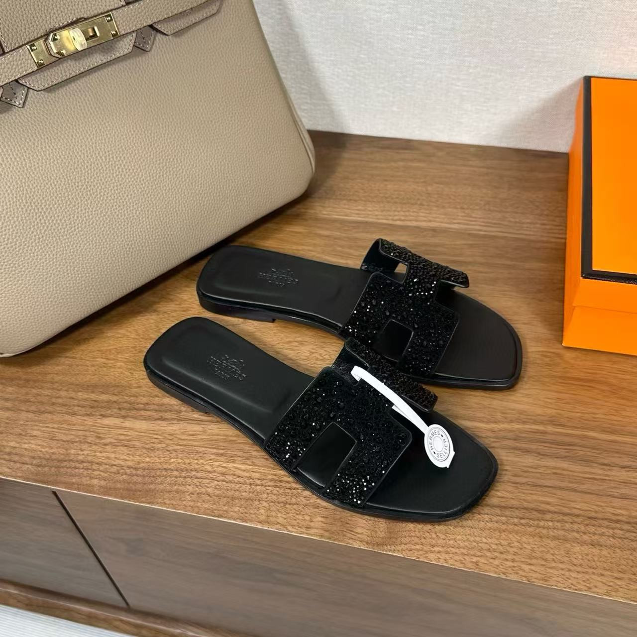 ua H**me5 oran sandal