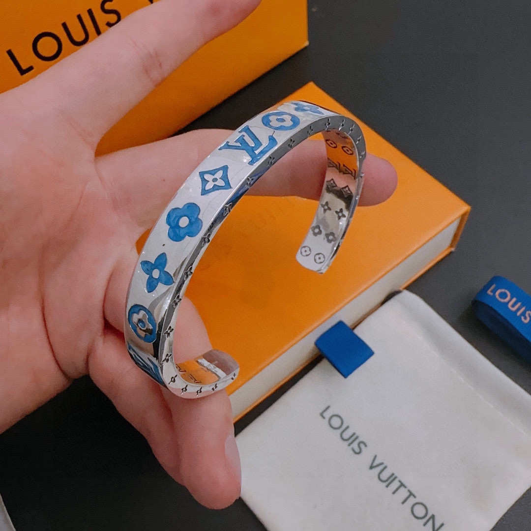 l0*is V*t0n bracelet