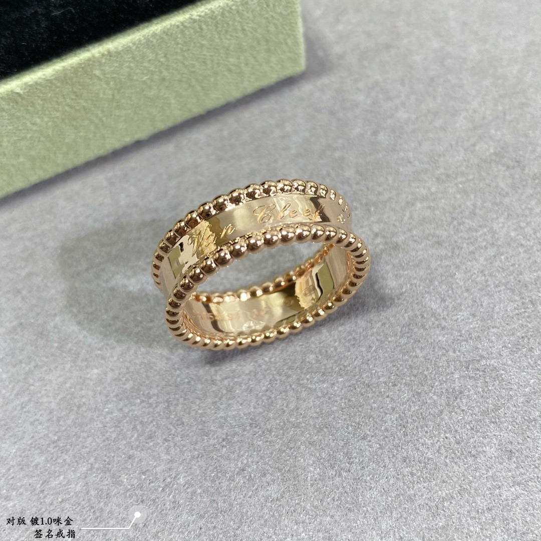 V*N CL*F & arpels sign ring