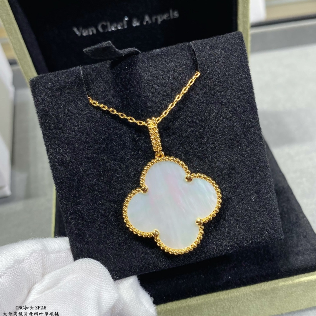 V*N CL*F & arpels large four leaf clover necklace diameter approx 2.5cm,chain length approx 80cm