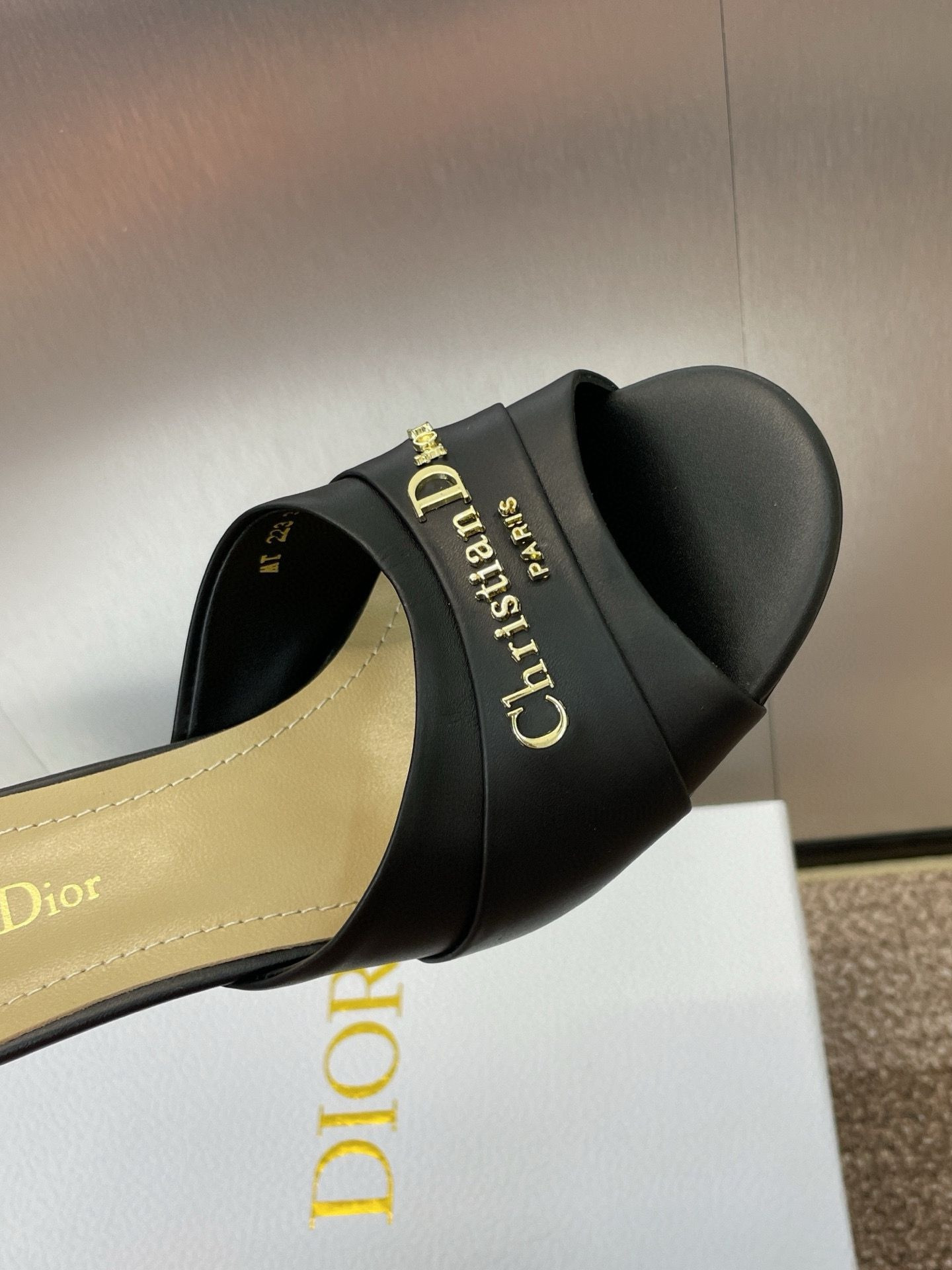 ua D*or heeled slide