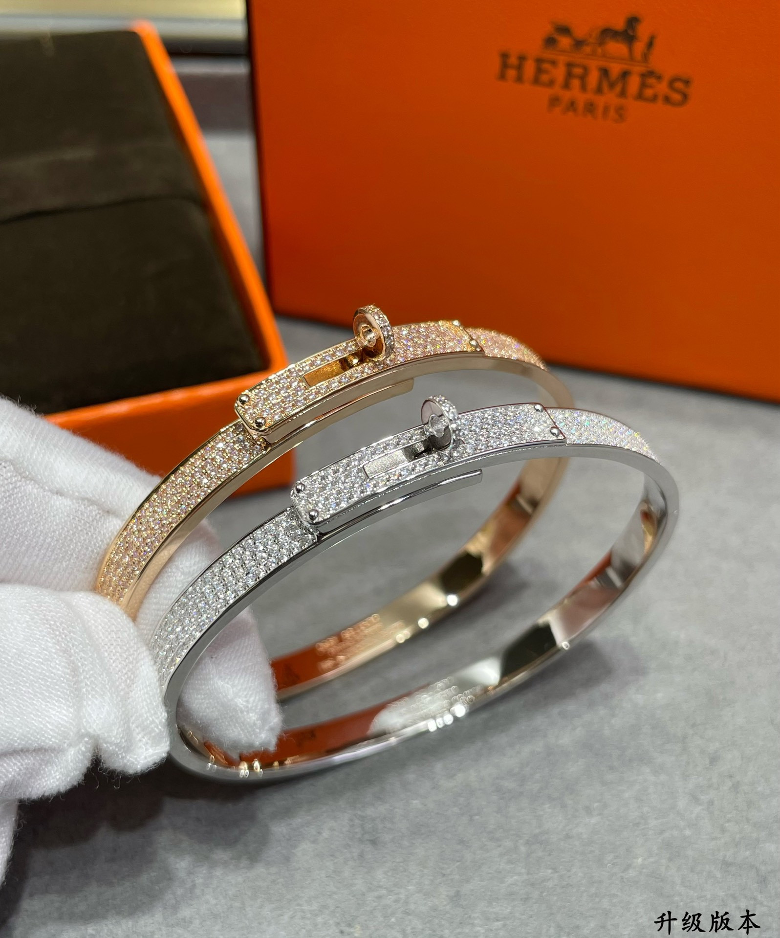 h**mes button fully Di*m*nd-encrusted bracelet