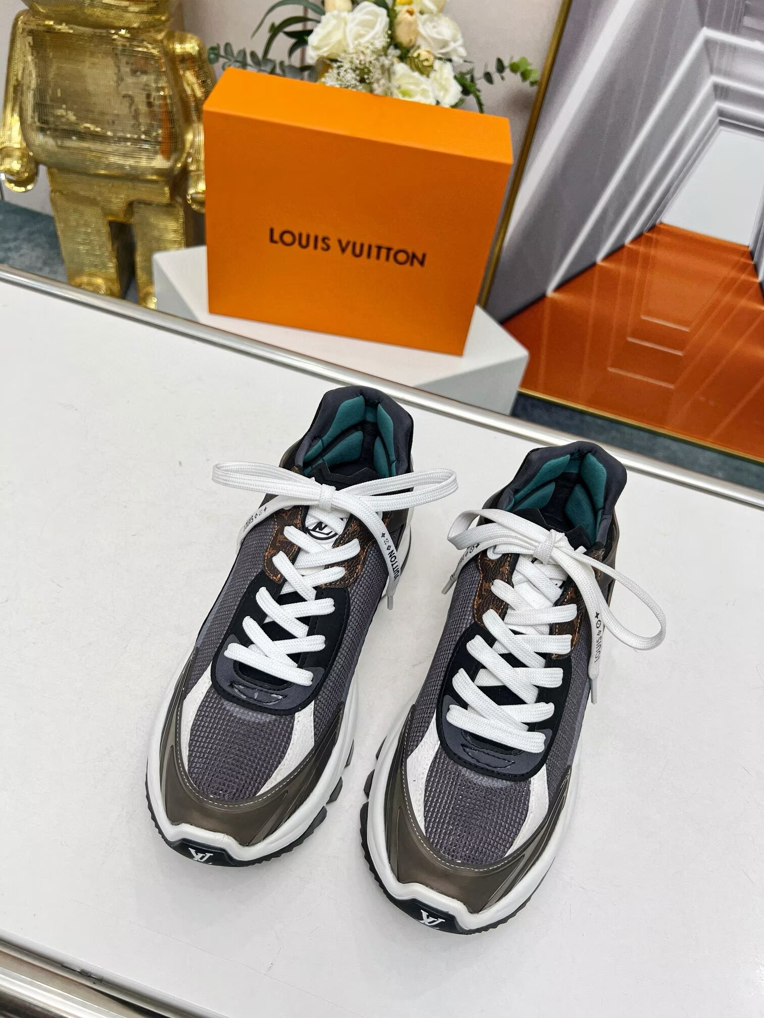 UA LV  Run 55 Sneaker