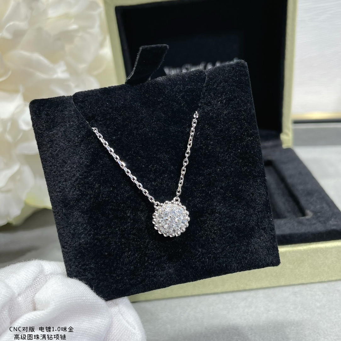 v*n cl*f & arpels round bead full Di*m*nd necklace