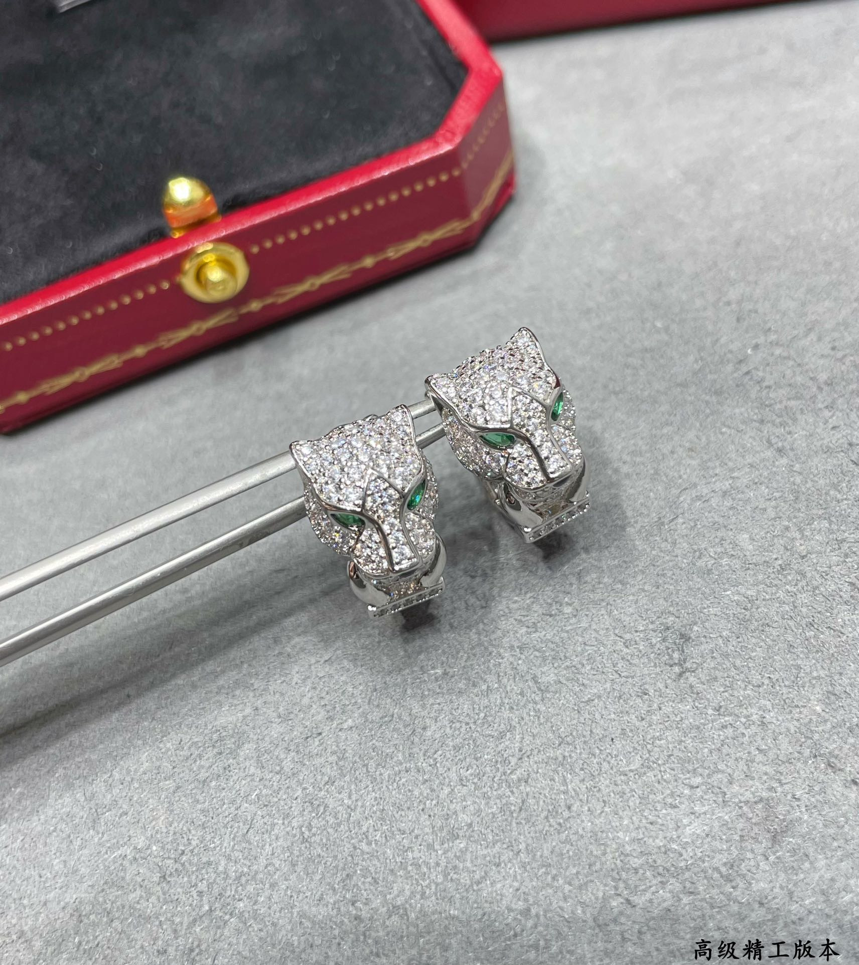 Ca*t*er leopard head earrings