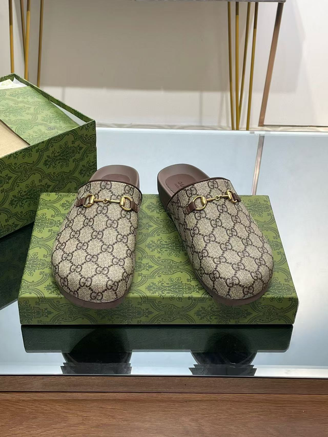ua G*u*i slipper
