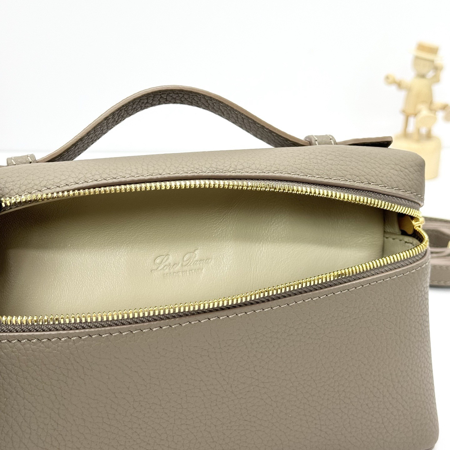 L**o p*ana extra pocket l19 grained calfskin 11 x 19 x 6.5 cm