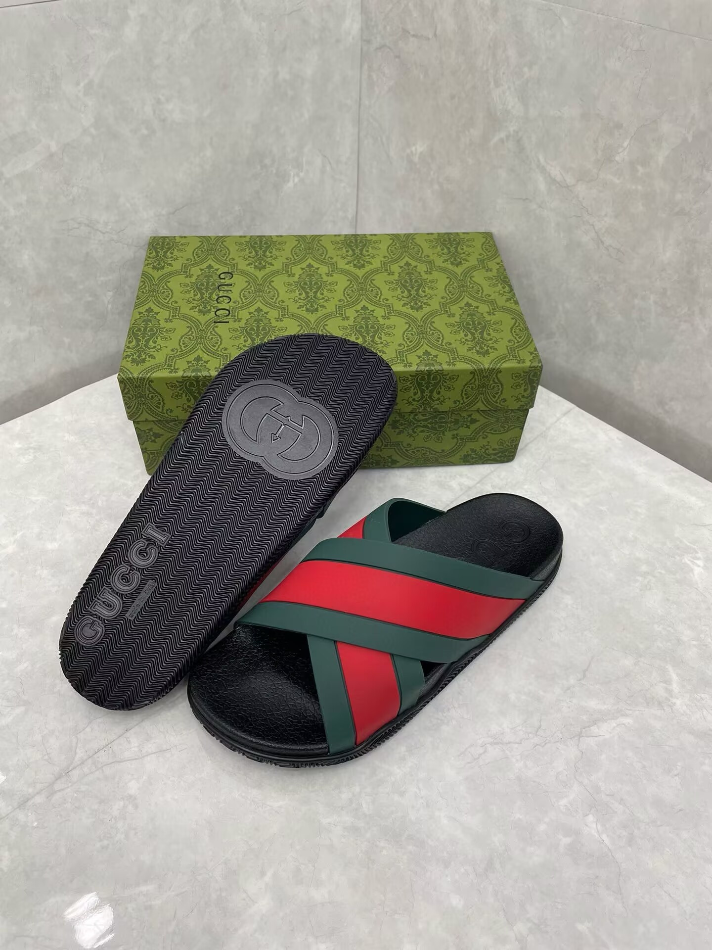 ua G*u*i criss cross slide sandals