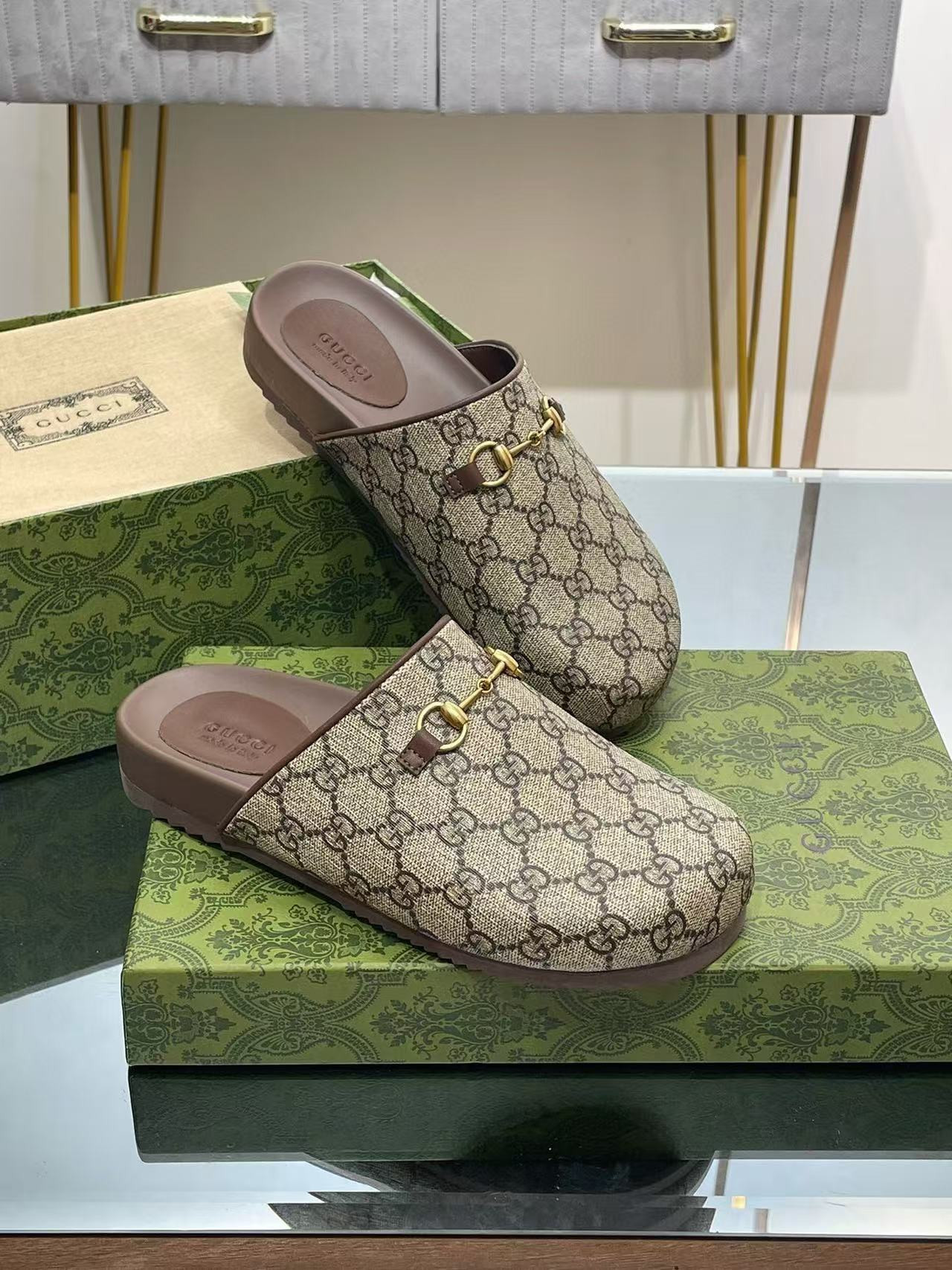 ua G*u*i slipper