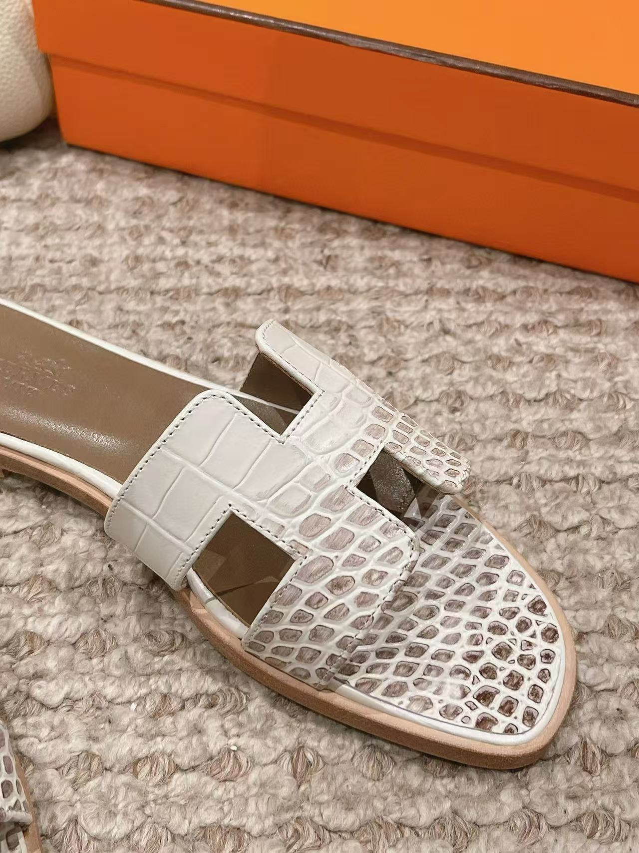 ua H**me5 oran sandal