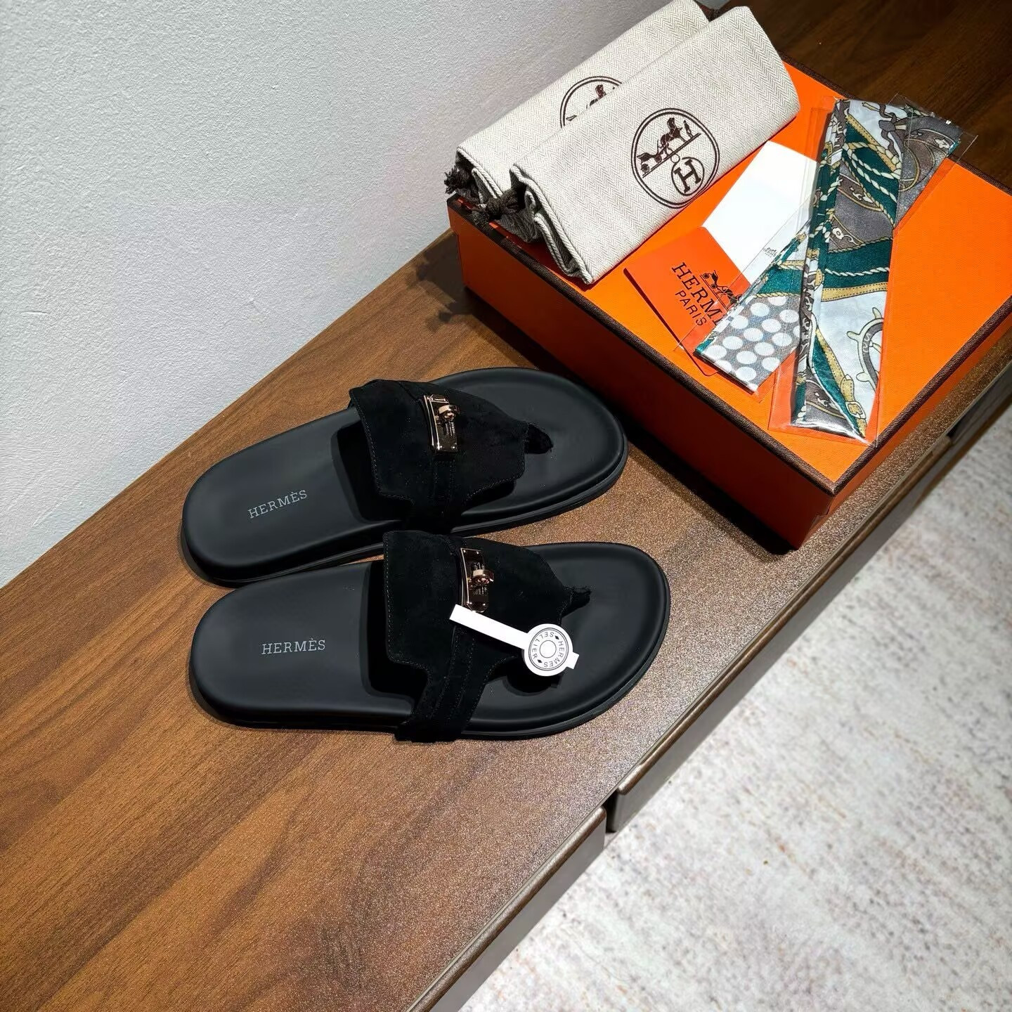 ua H**me5 empire sandal gold hardware