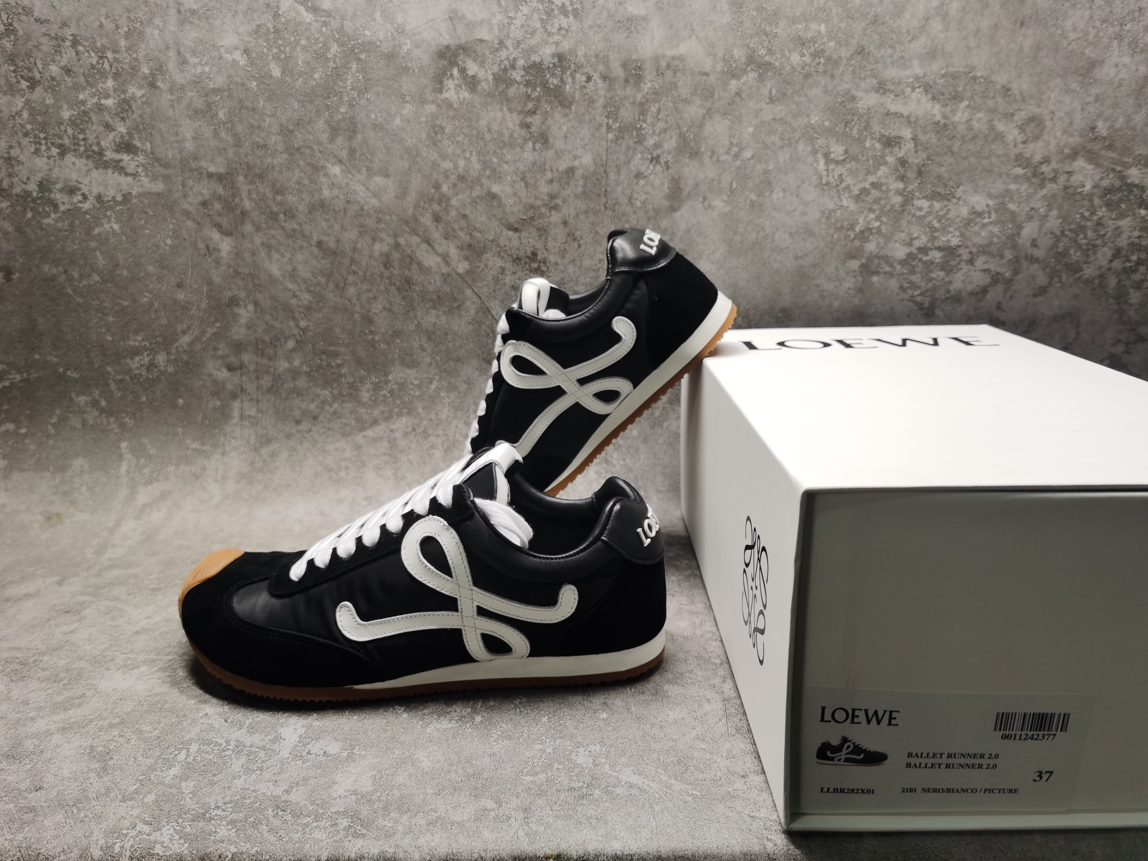 ua L0ew* sneakers
