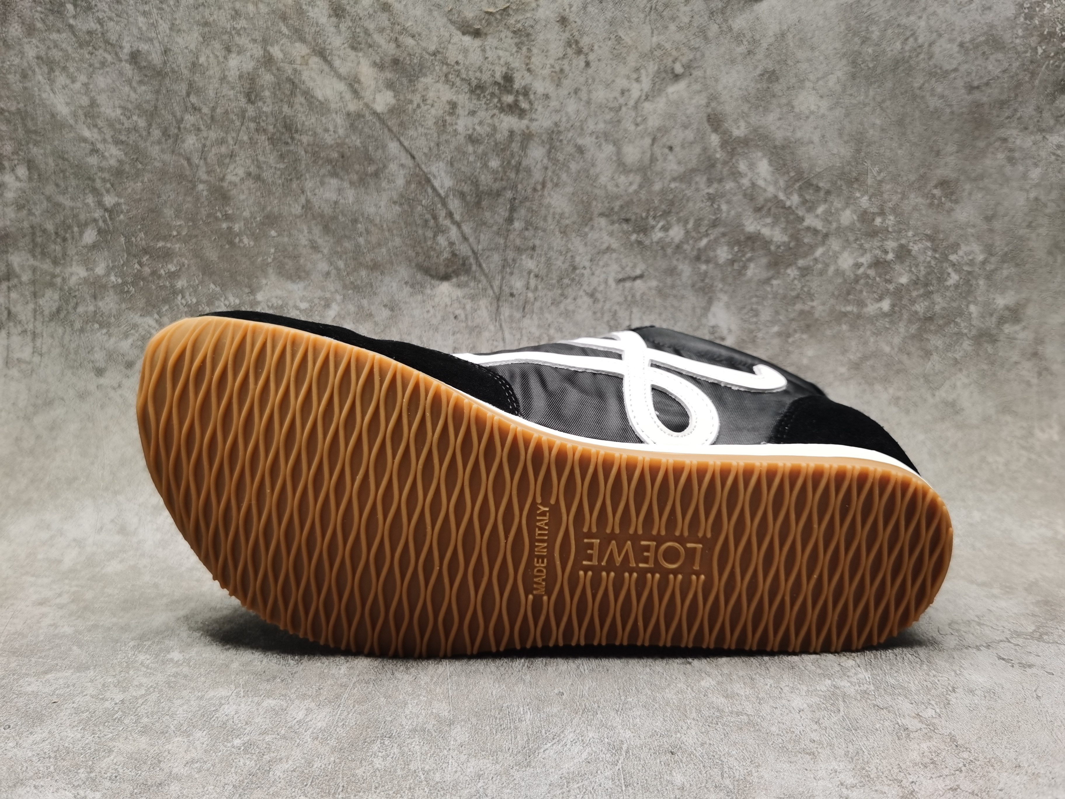 ua L0ew* sneakers