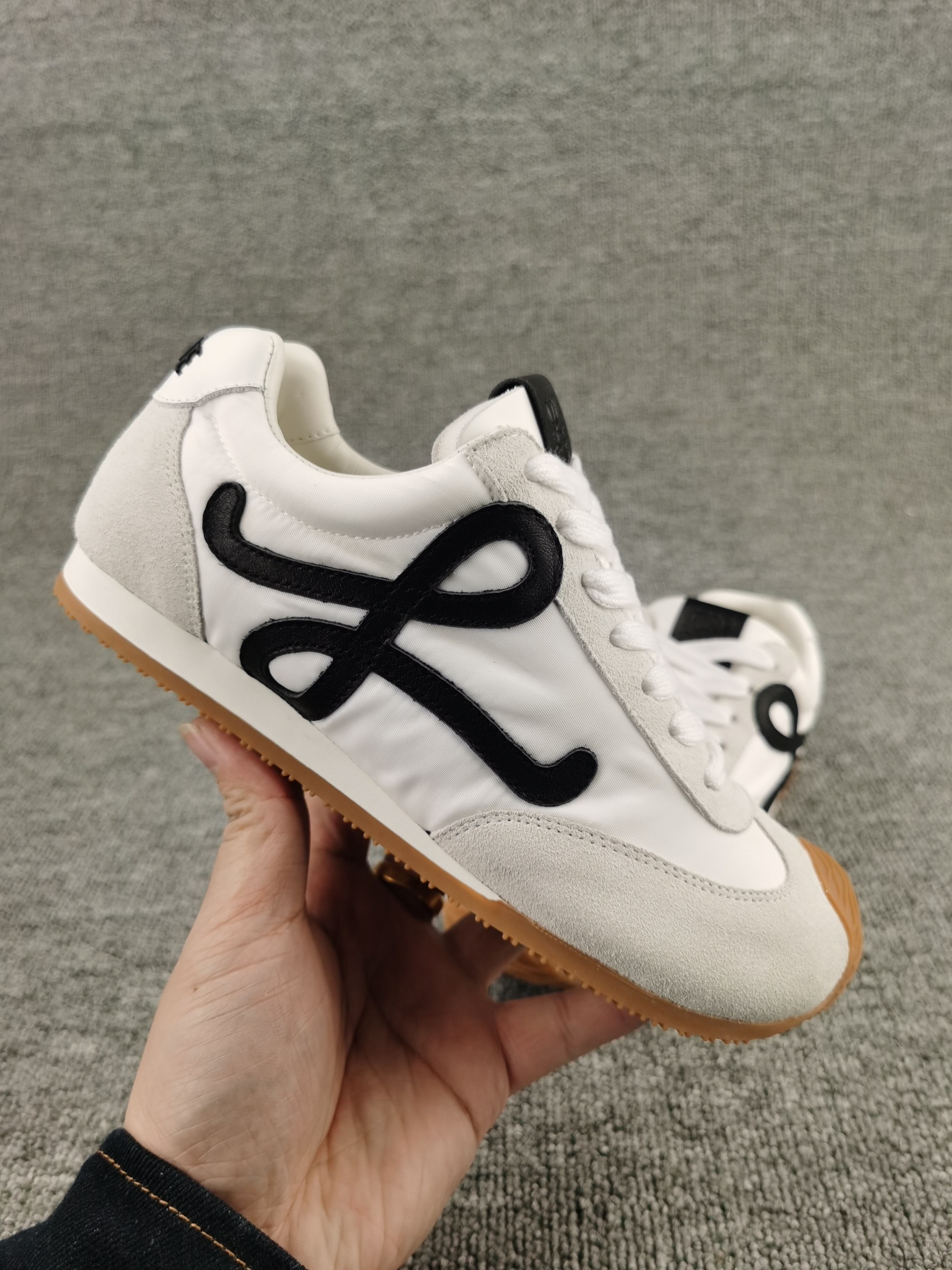 ua L0ew* sneakers