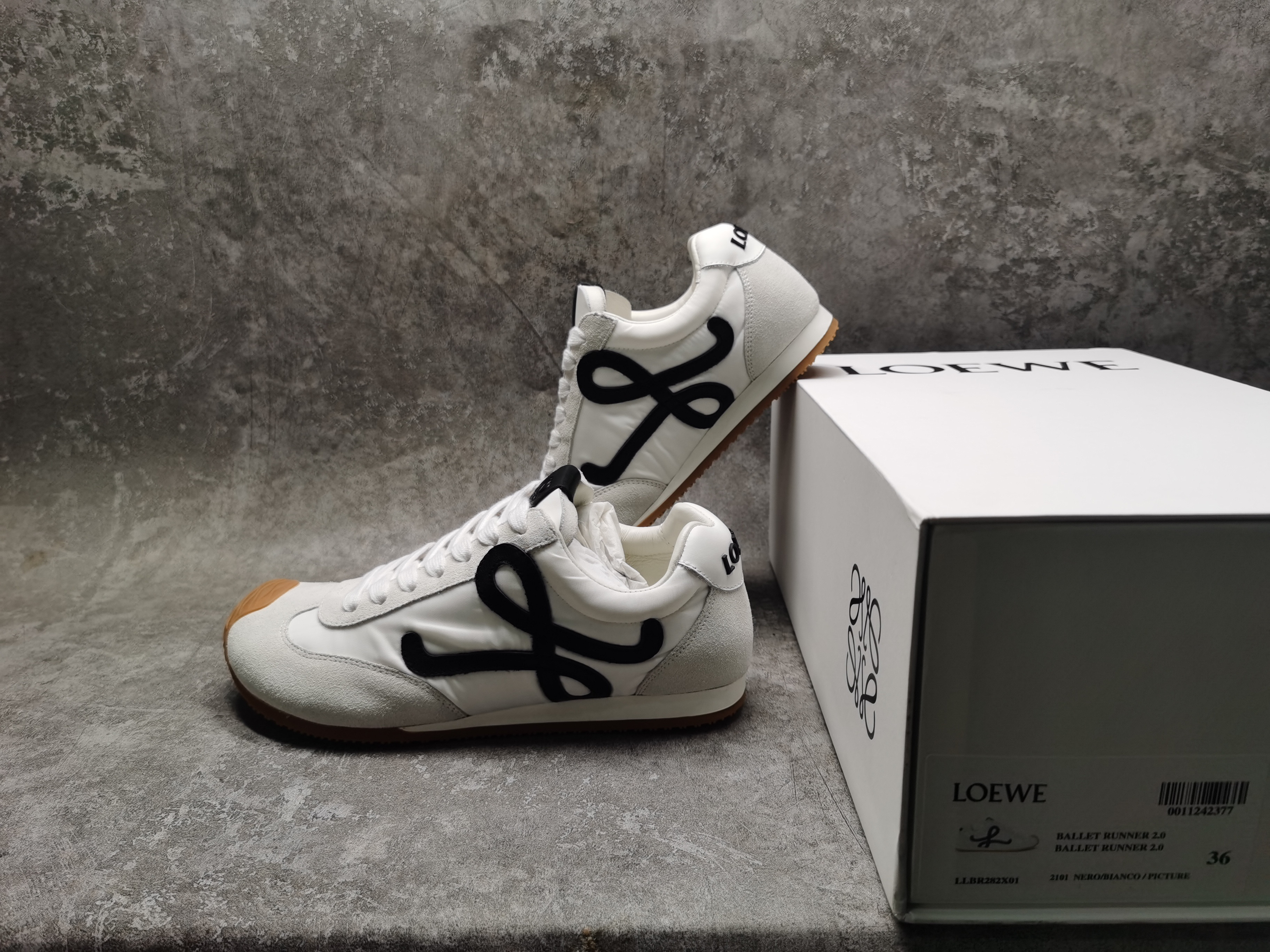 ua L0ew* sneakers