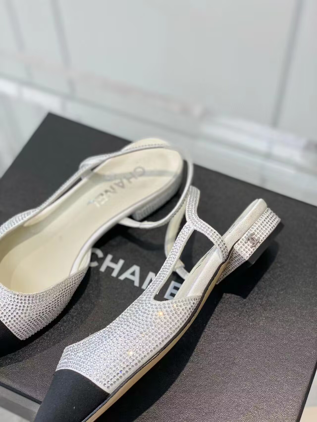 ua Ch*el slingbacks