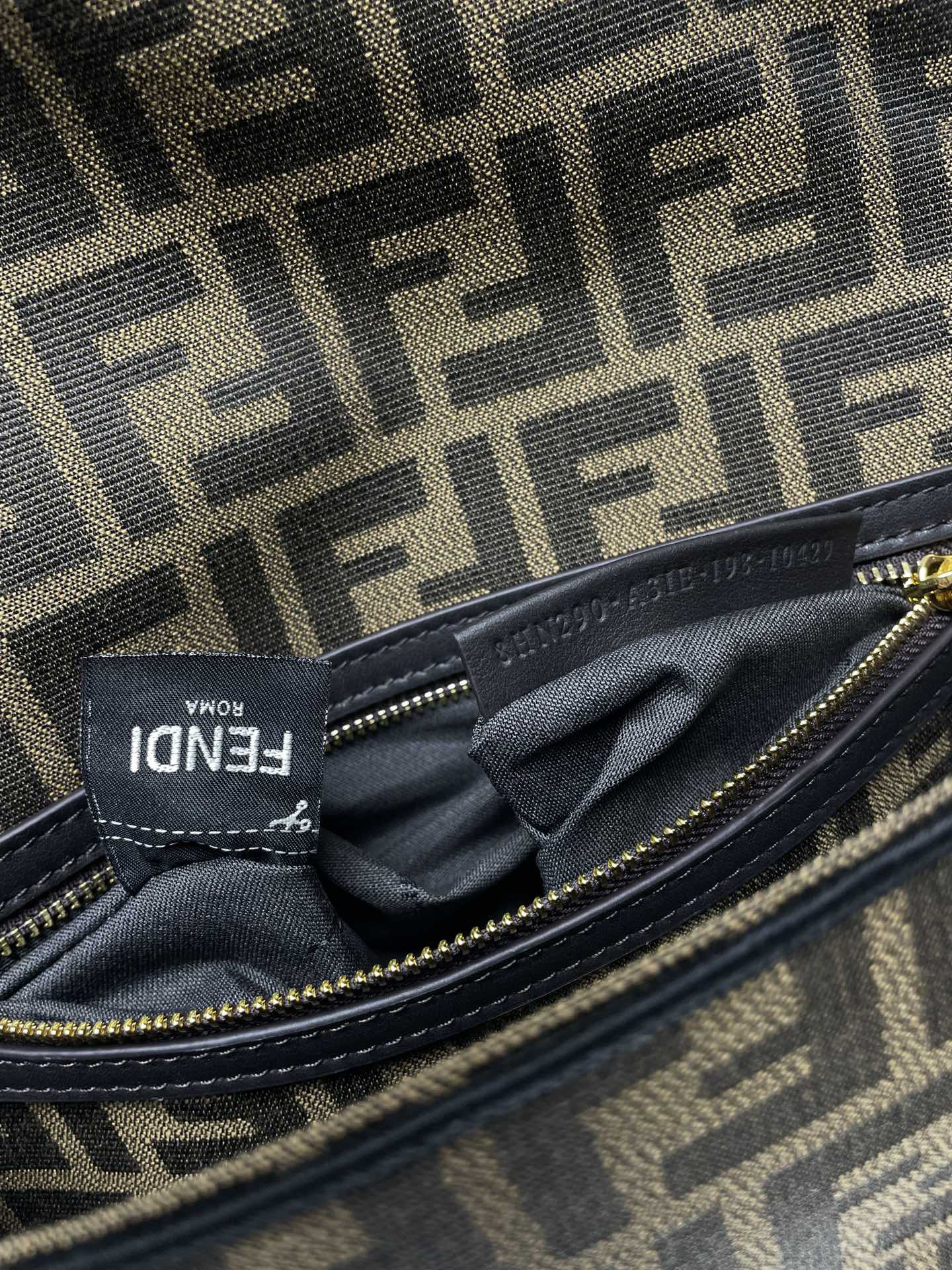 F**di baguette shoulder bag 26x13x6cm