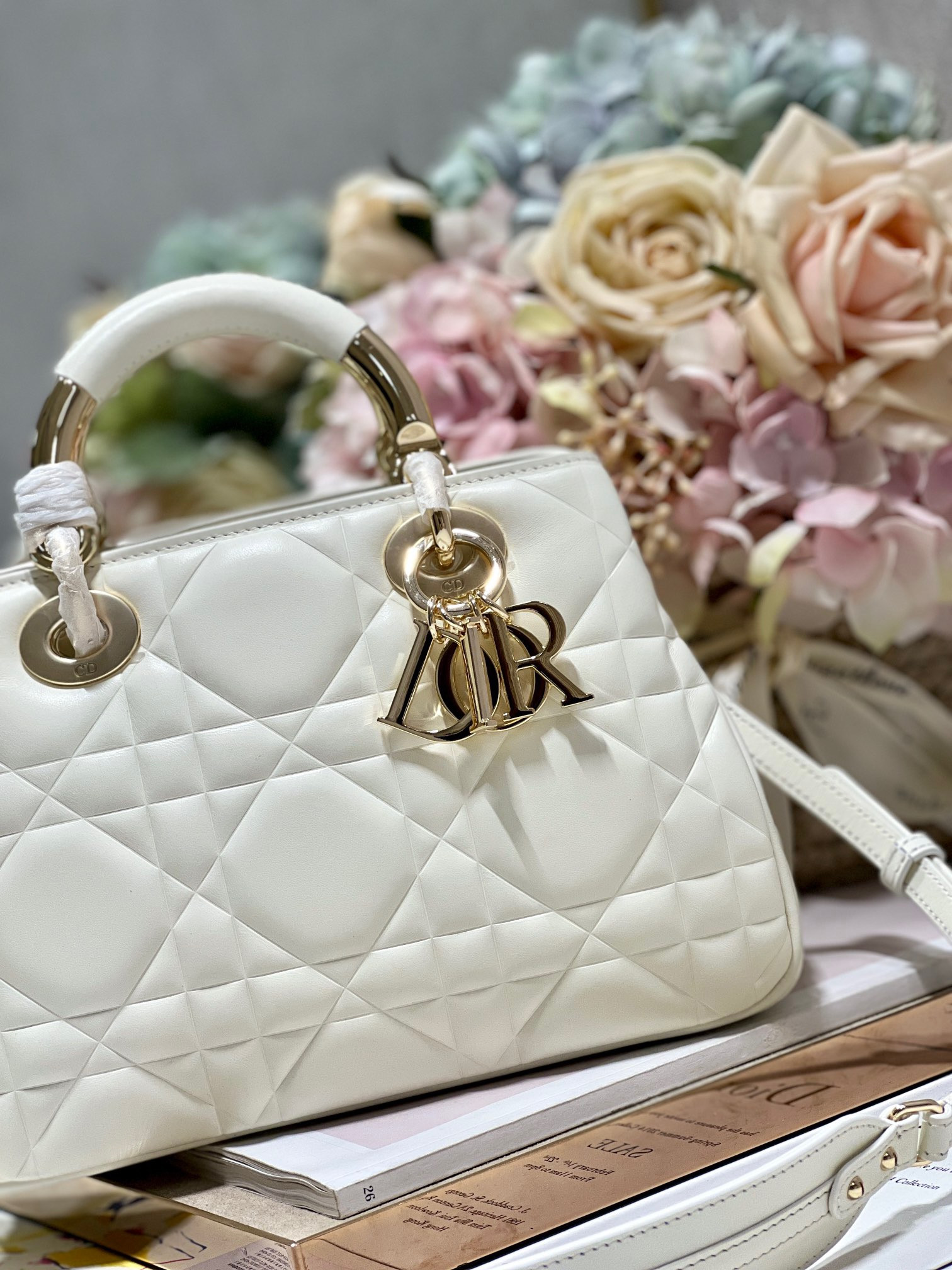 lady D*or 95•22  24×16.5×9.5cm