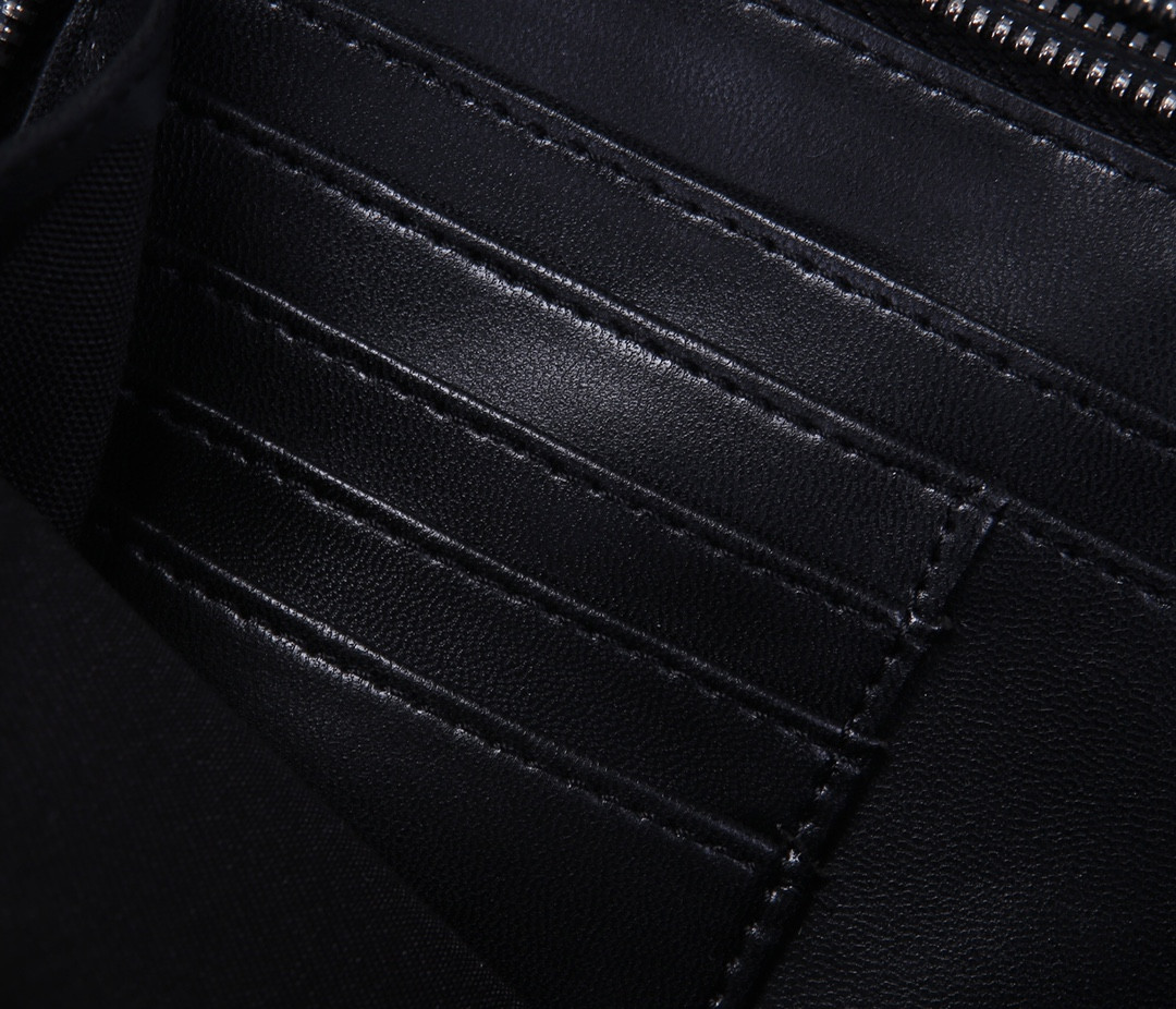 D*or zipped pouch with strap 17×12.5×6cm