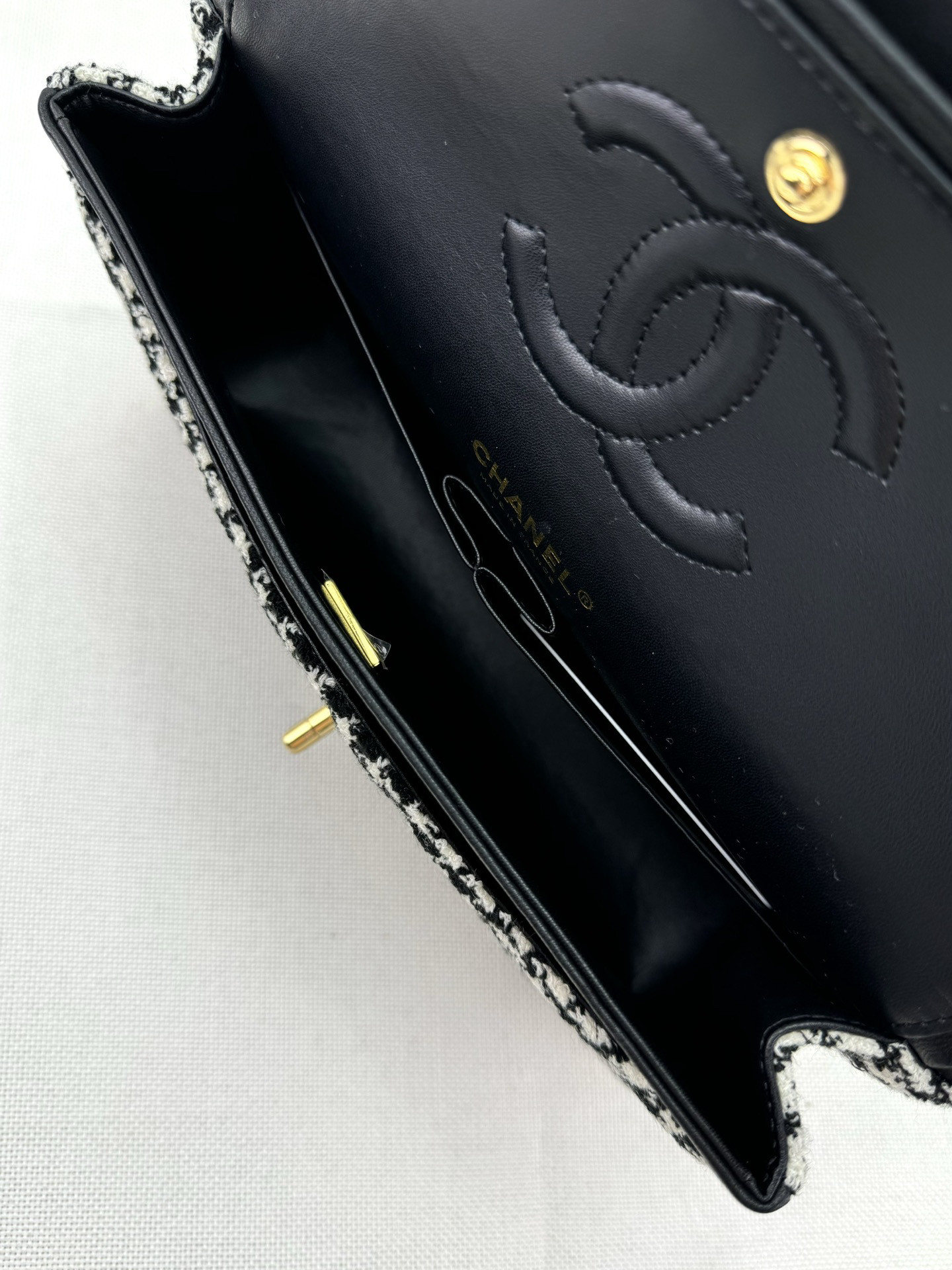 Ch*el mini classic 11.12 handbag 25 15.5 × 25.5 × 6.5 cm