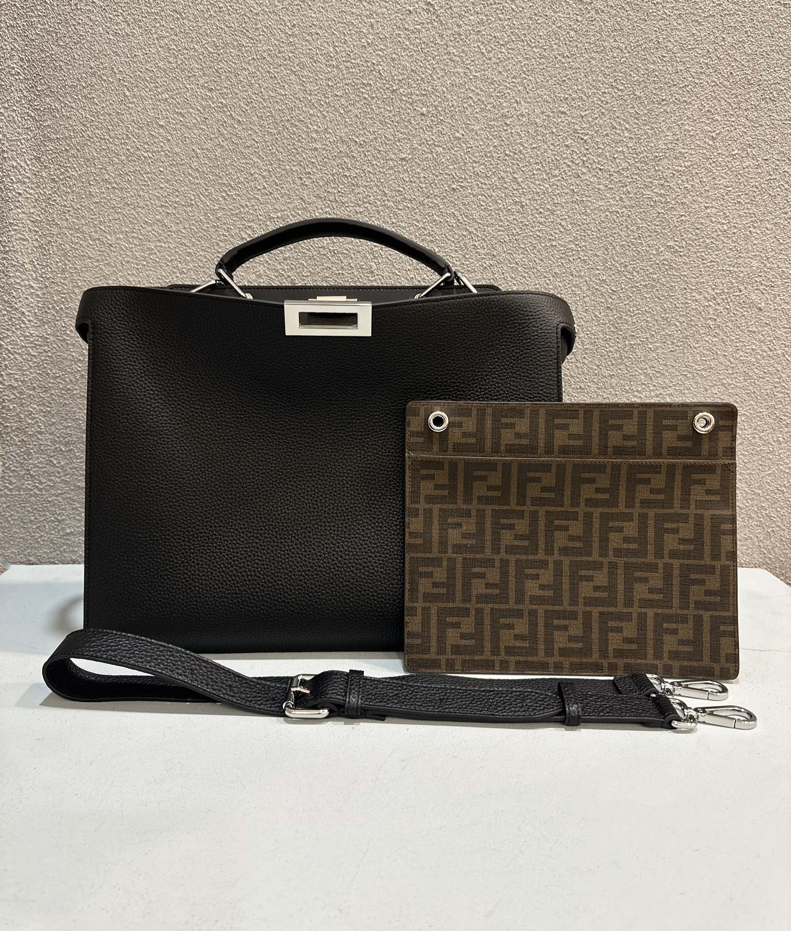 F**di peekaboo iseeu medium black leather bag 34x12x38cm
