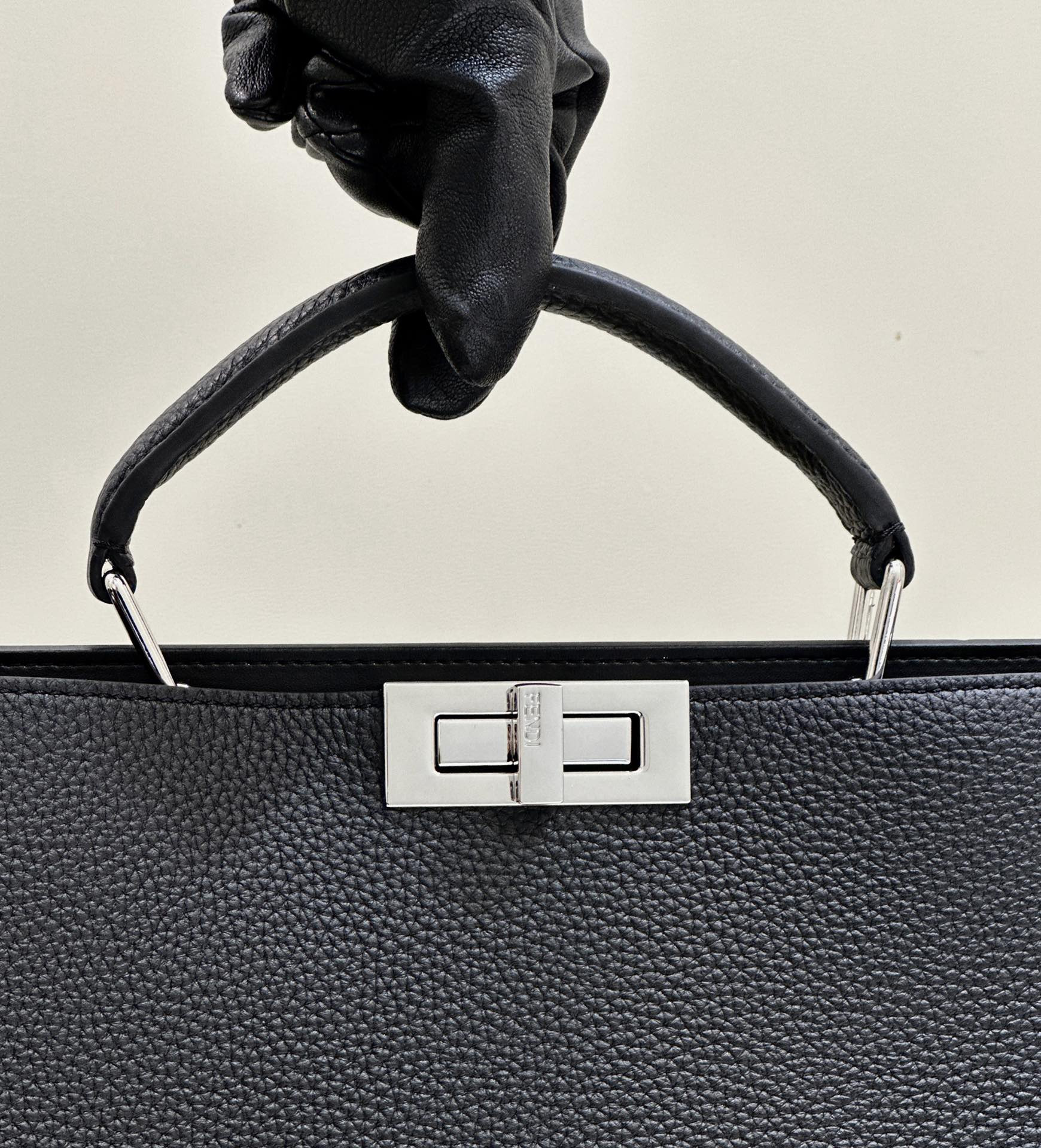 F**di peekaboo iseeu medium black leather bag 34x12x38cm