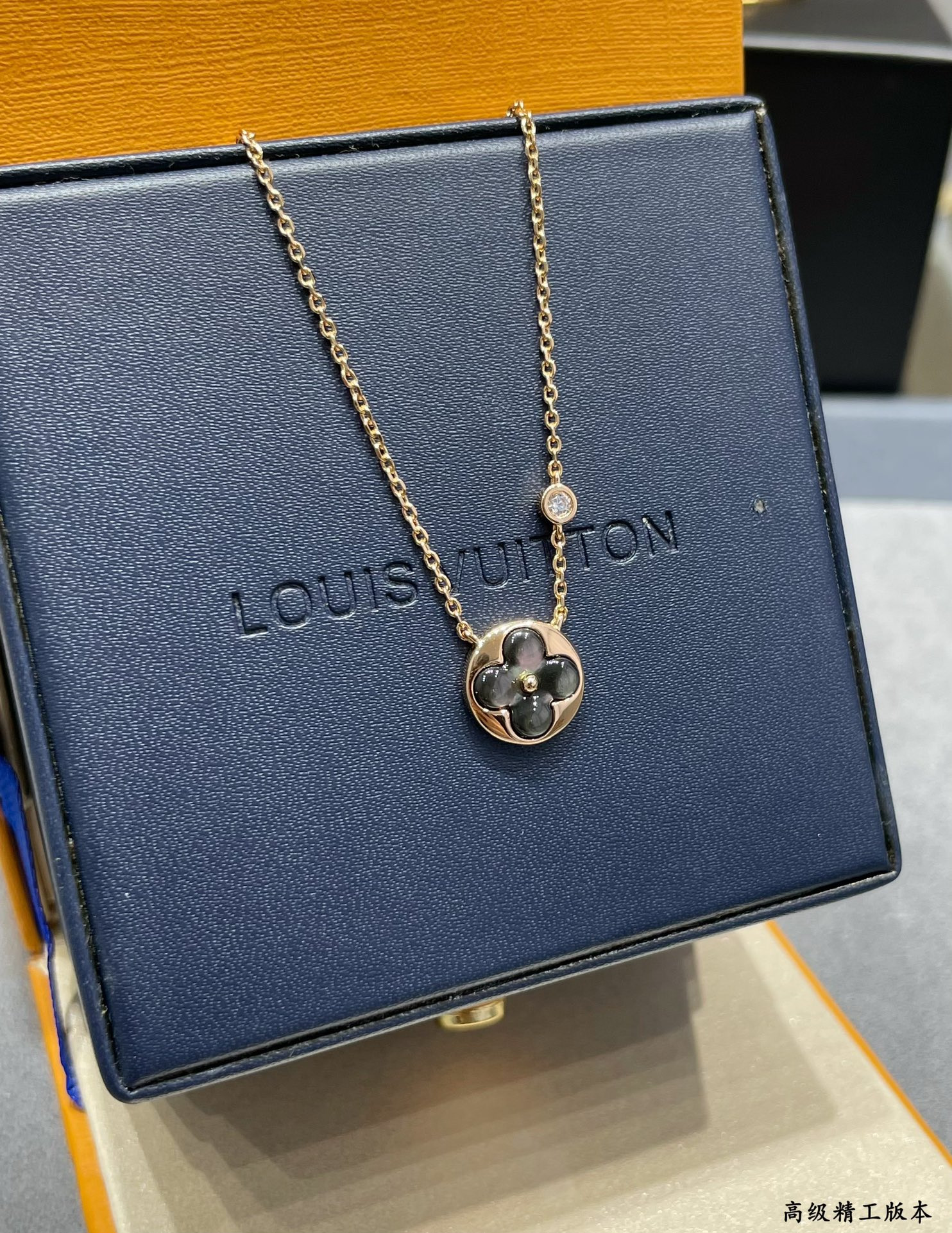 l0*is V*t0n natural gray shell round necklace