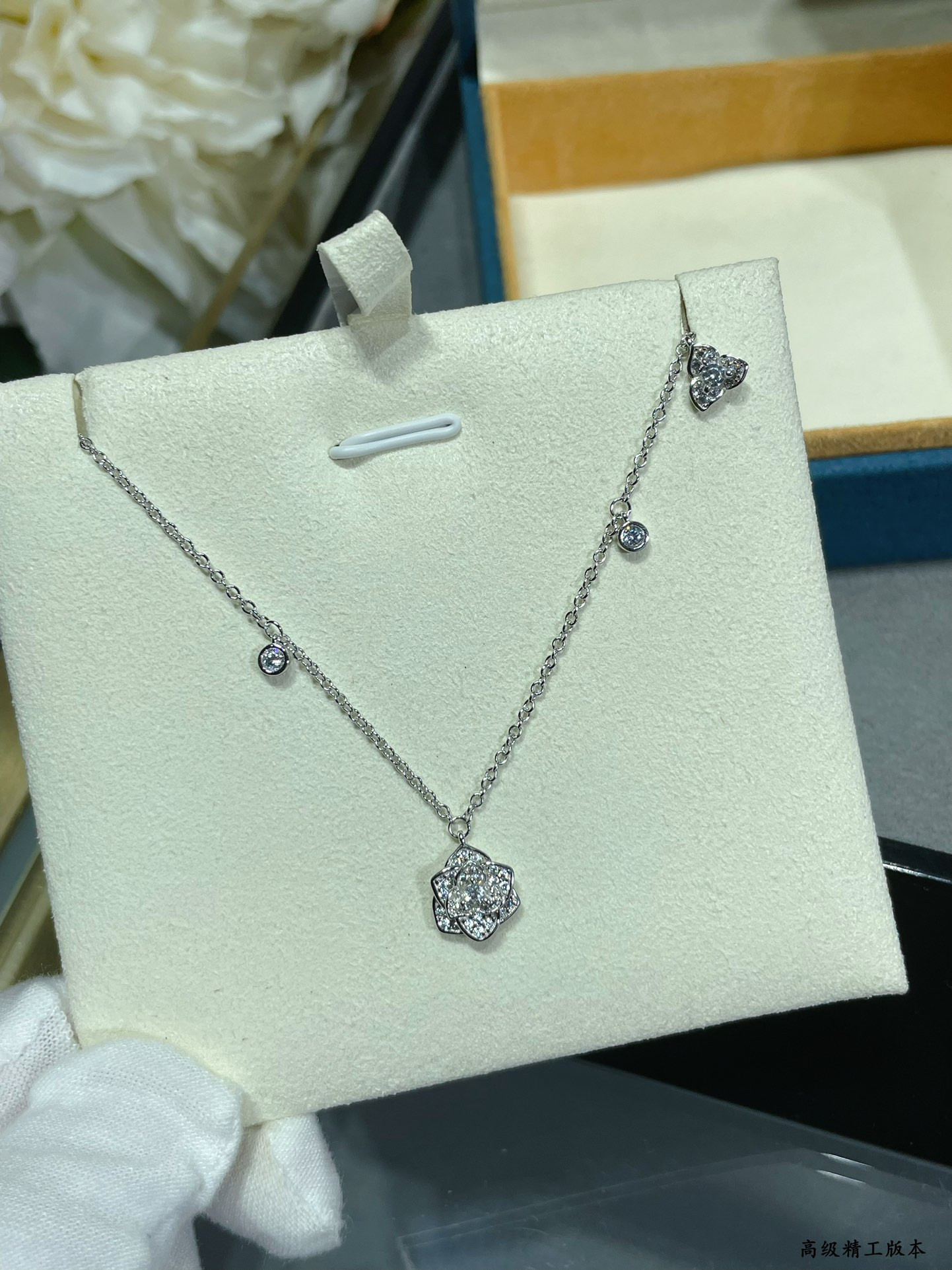 piaget fully Di*m*nd-encrusted flower necklace