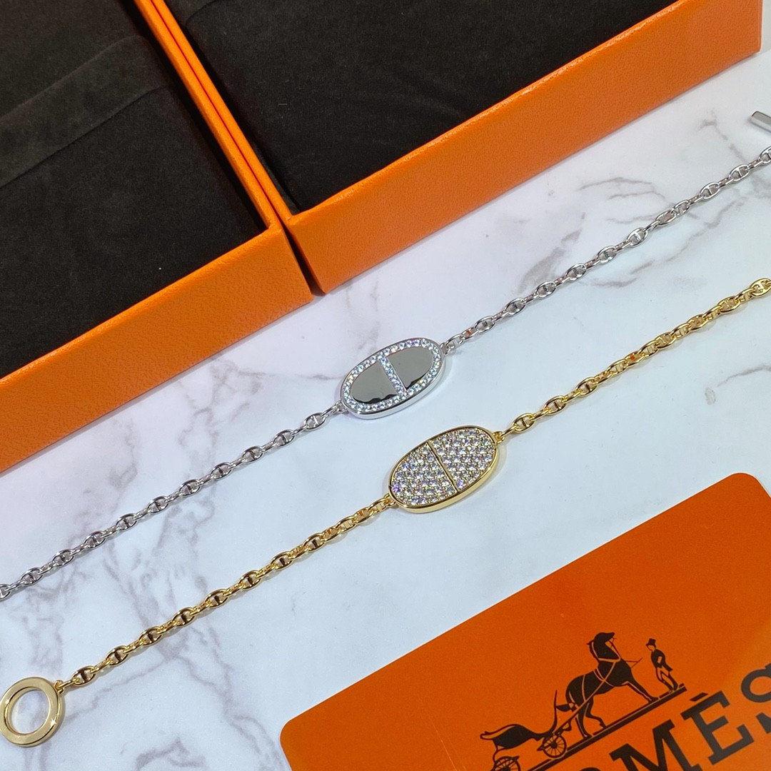 H**me5 round h pendant bracelet