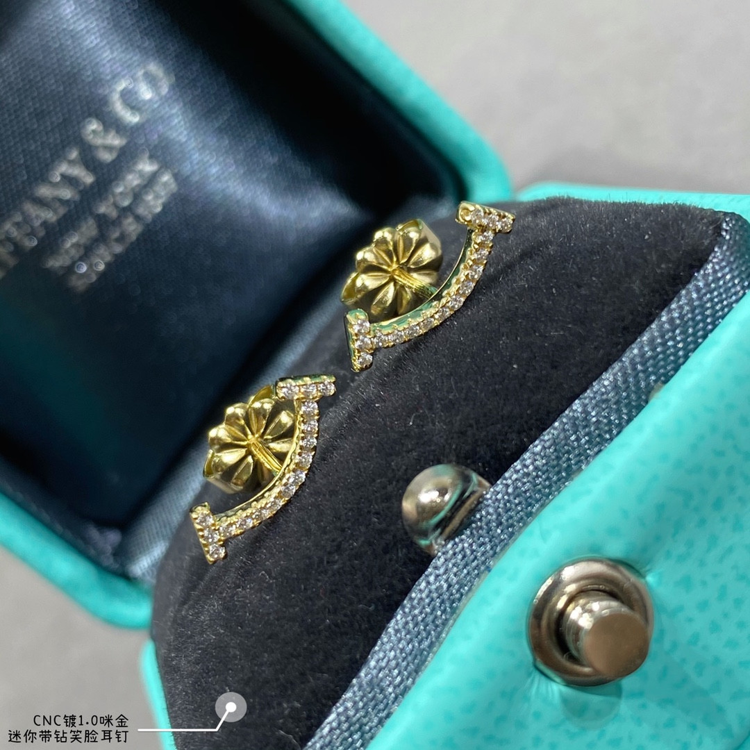 t*f*ny & co. mini smile with Di*m*nd stud earrings