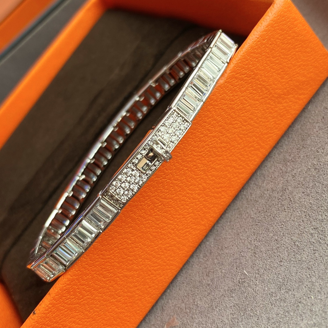 H**me5 button trapezoid di*m*nd bracelet